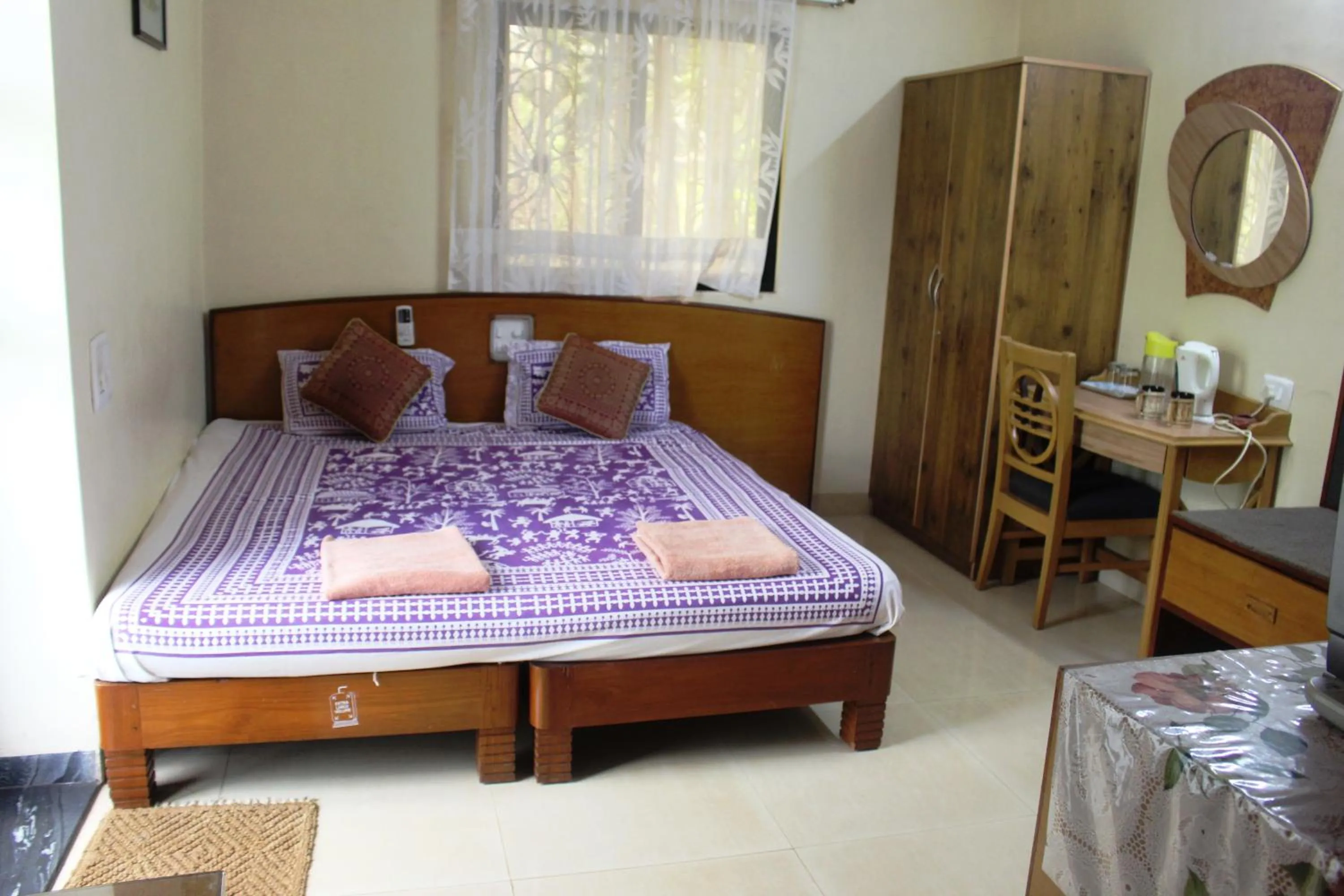 Photo of the whole room, Bed in Mama Mids Home