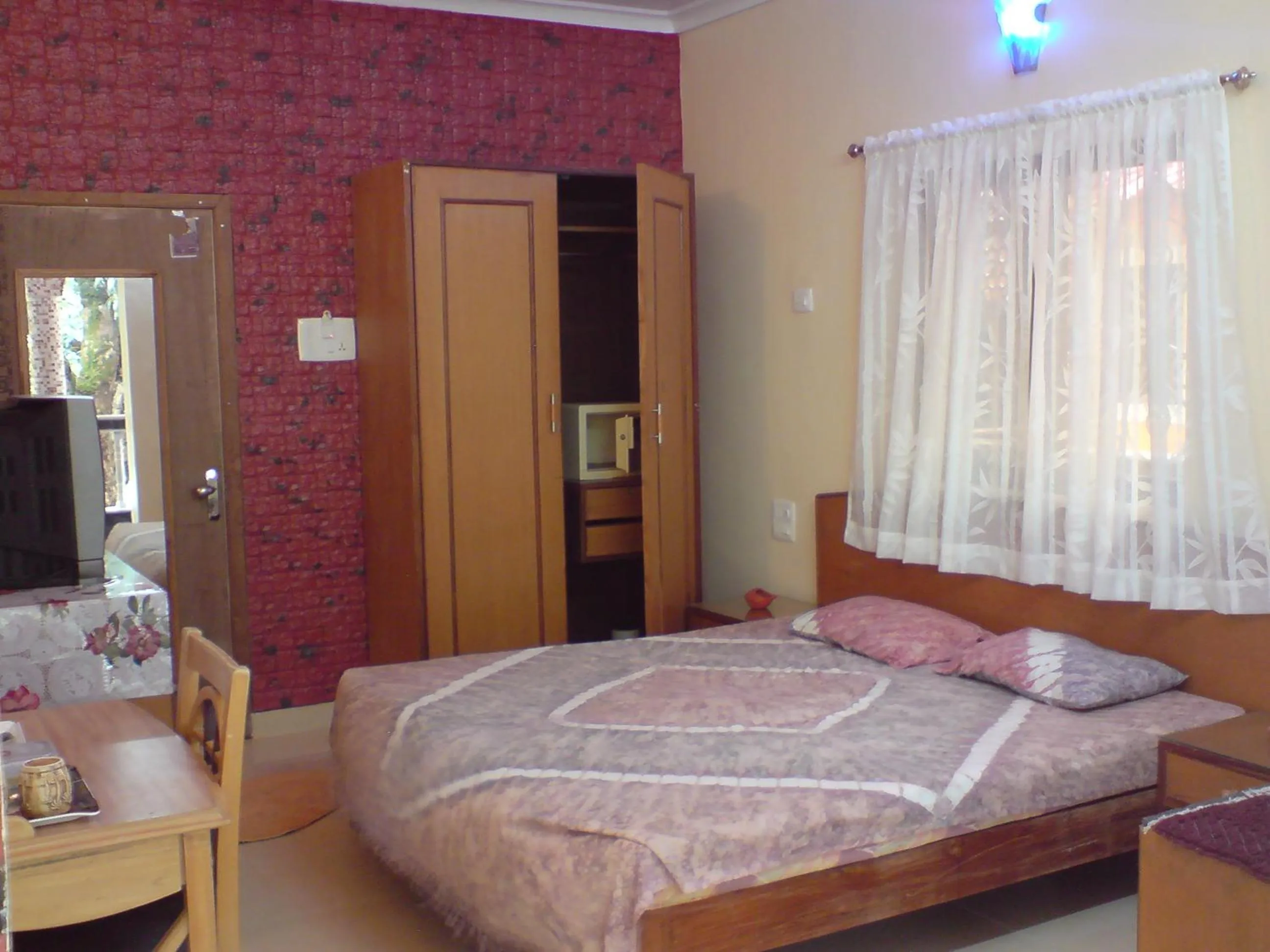 Photo of the whole room, Bed in Mama Mids Home