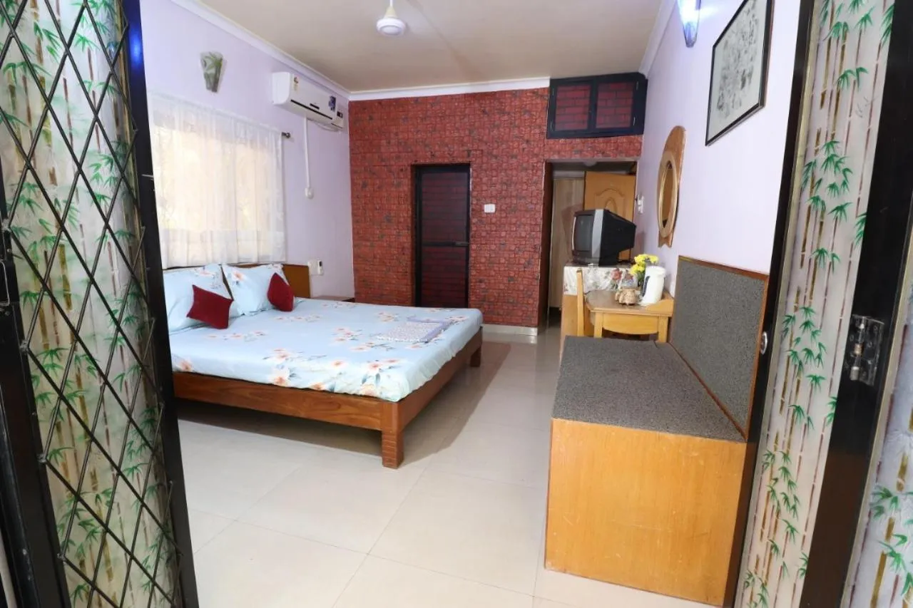 Photo of the whole room, Bed in Mama Mids Home