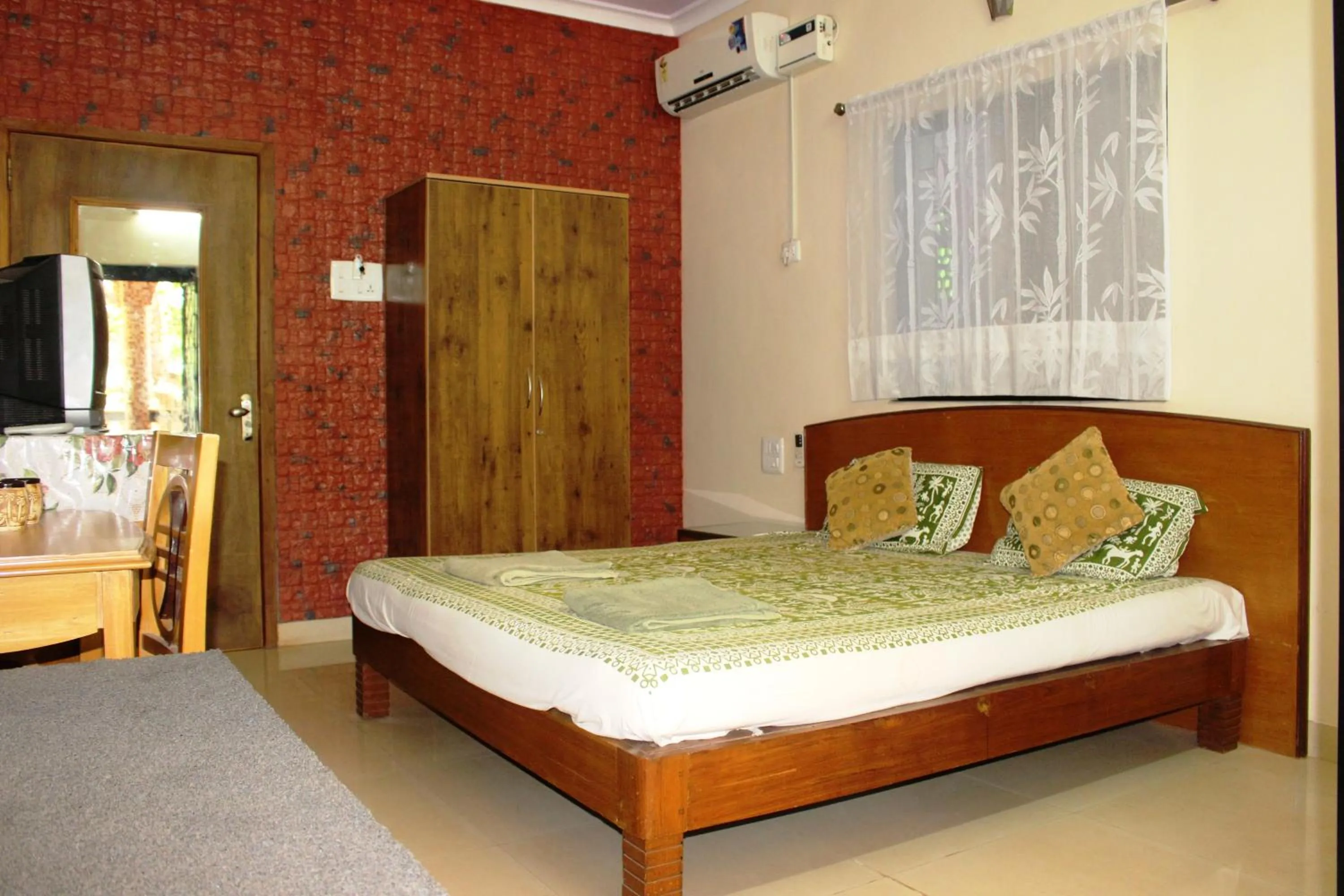 Photo of the whole room, Bed in Mama Mids Home