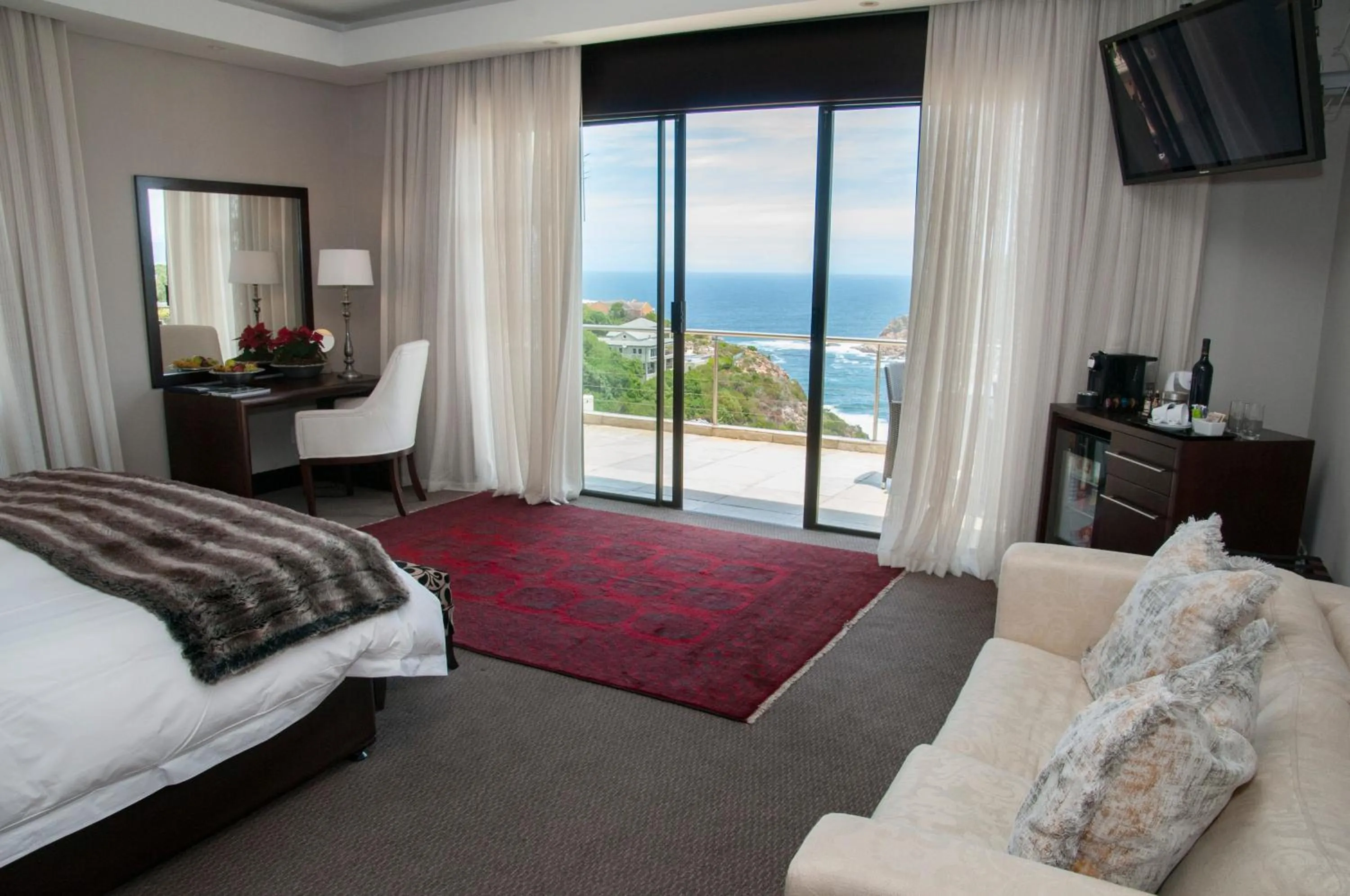 Photo of the whole room, Bed in The Mount Knysna
