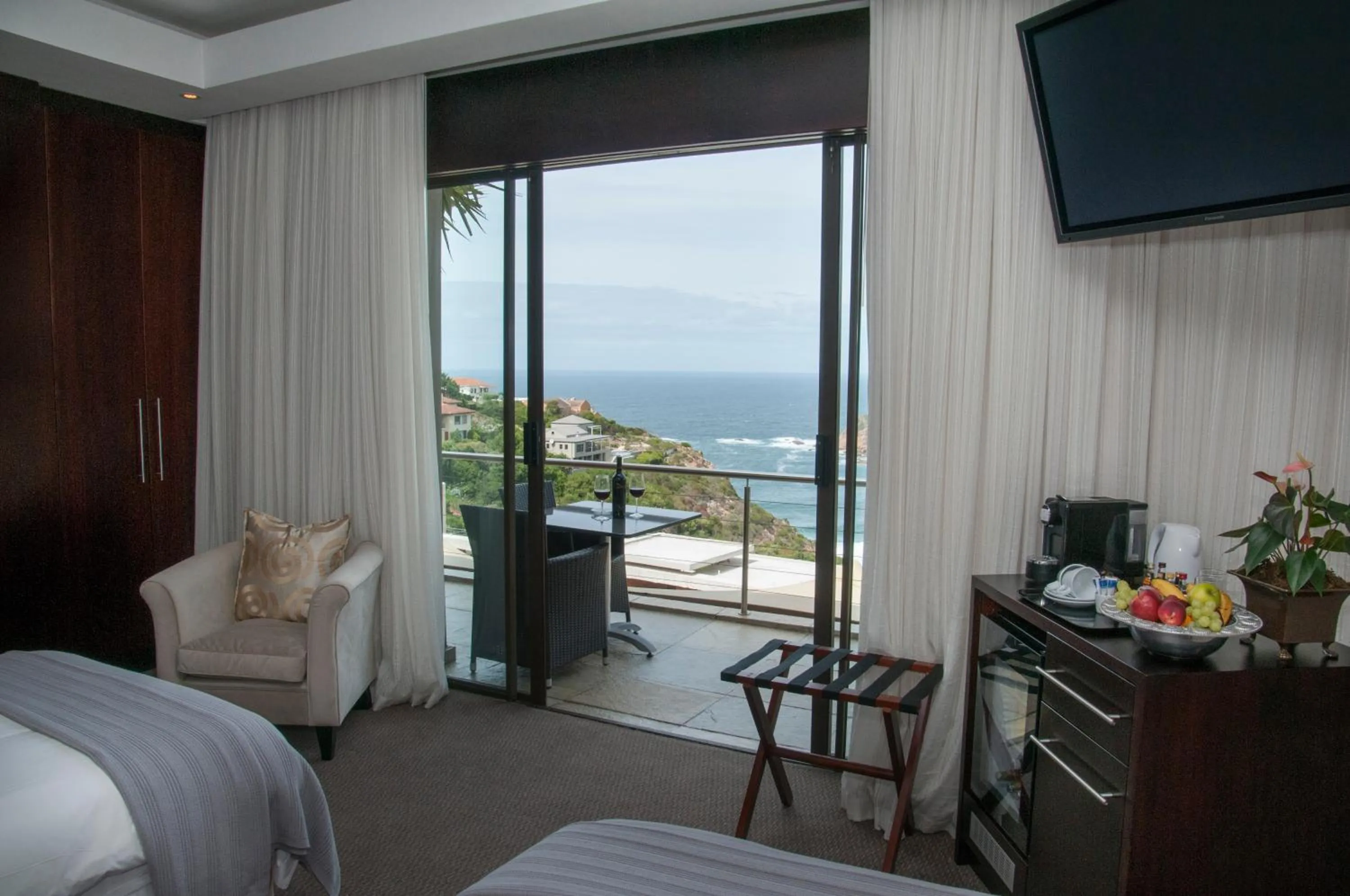 Balcony/Terrace, Bed in The Mount Knysna