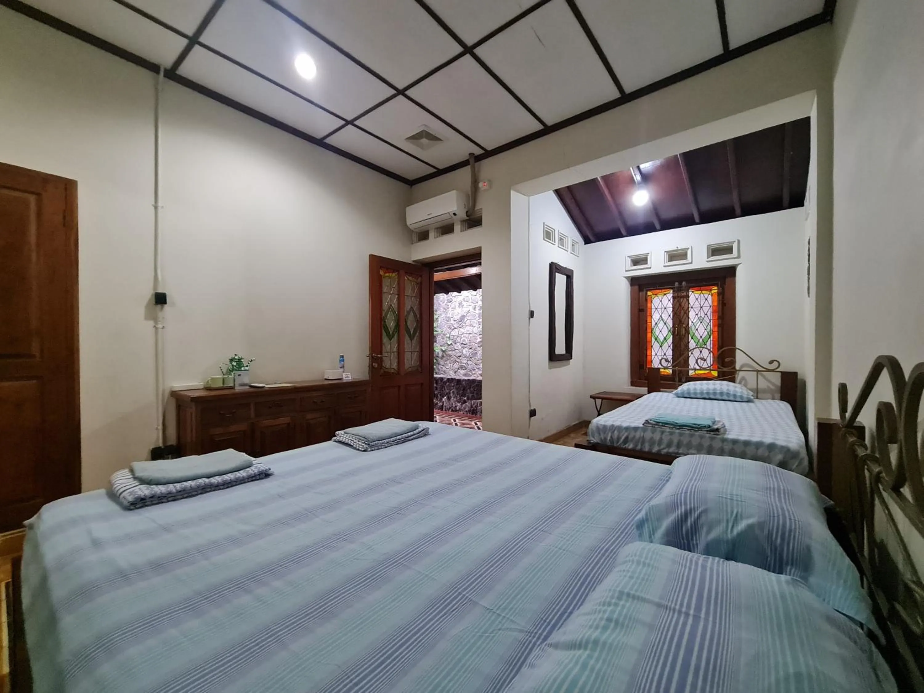 Photo of the whole room, Bed in Omah Pitoe Yogya Homestay