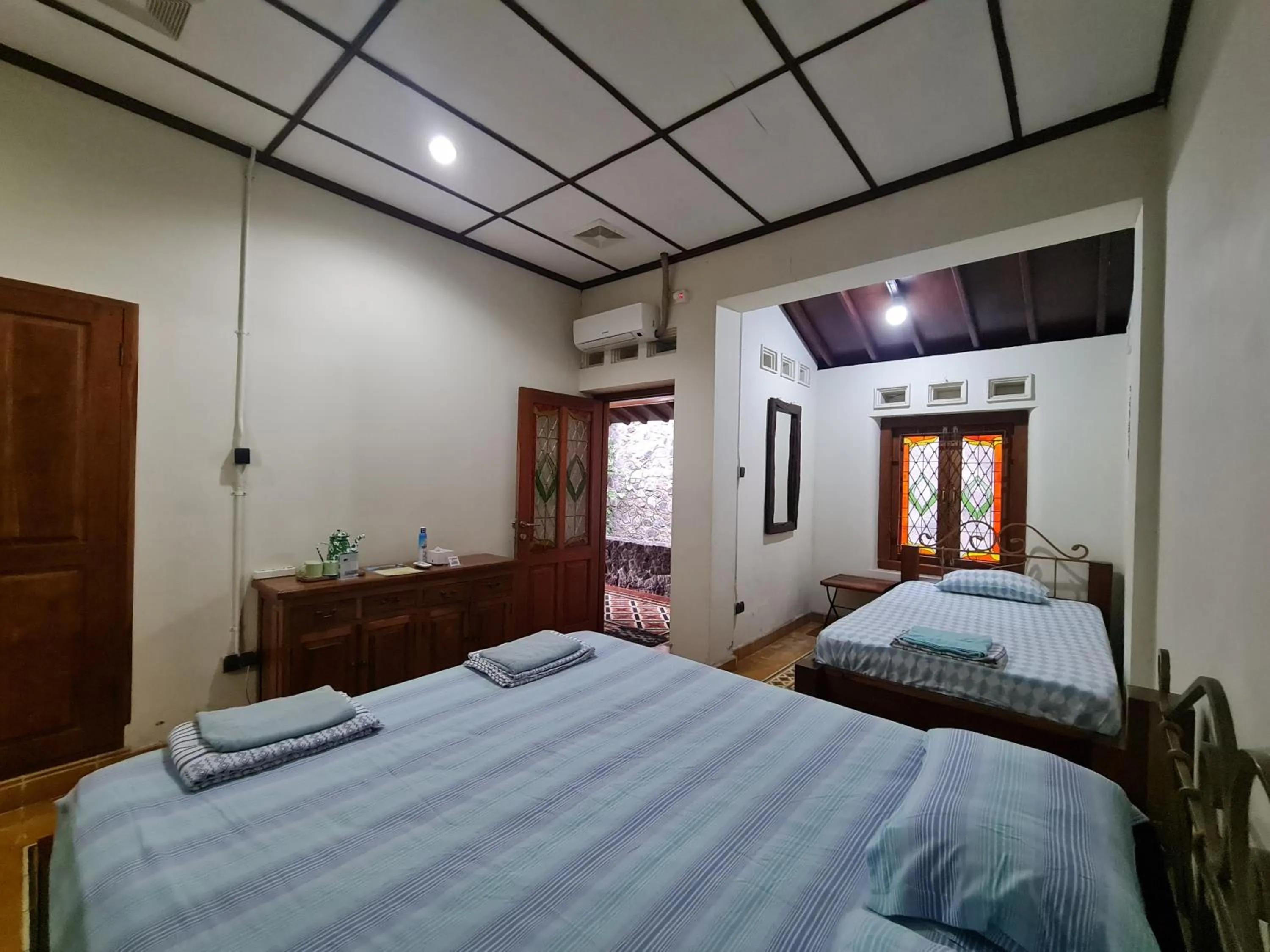 Photo of the whole room, Bed in Omah Pitoe Yogya Homestay
