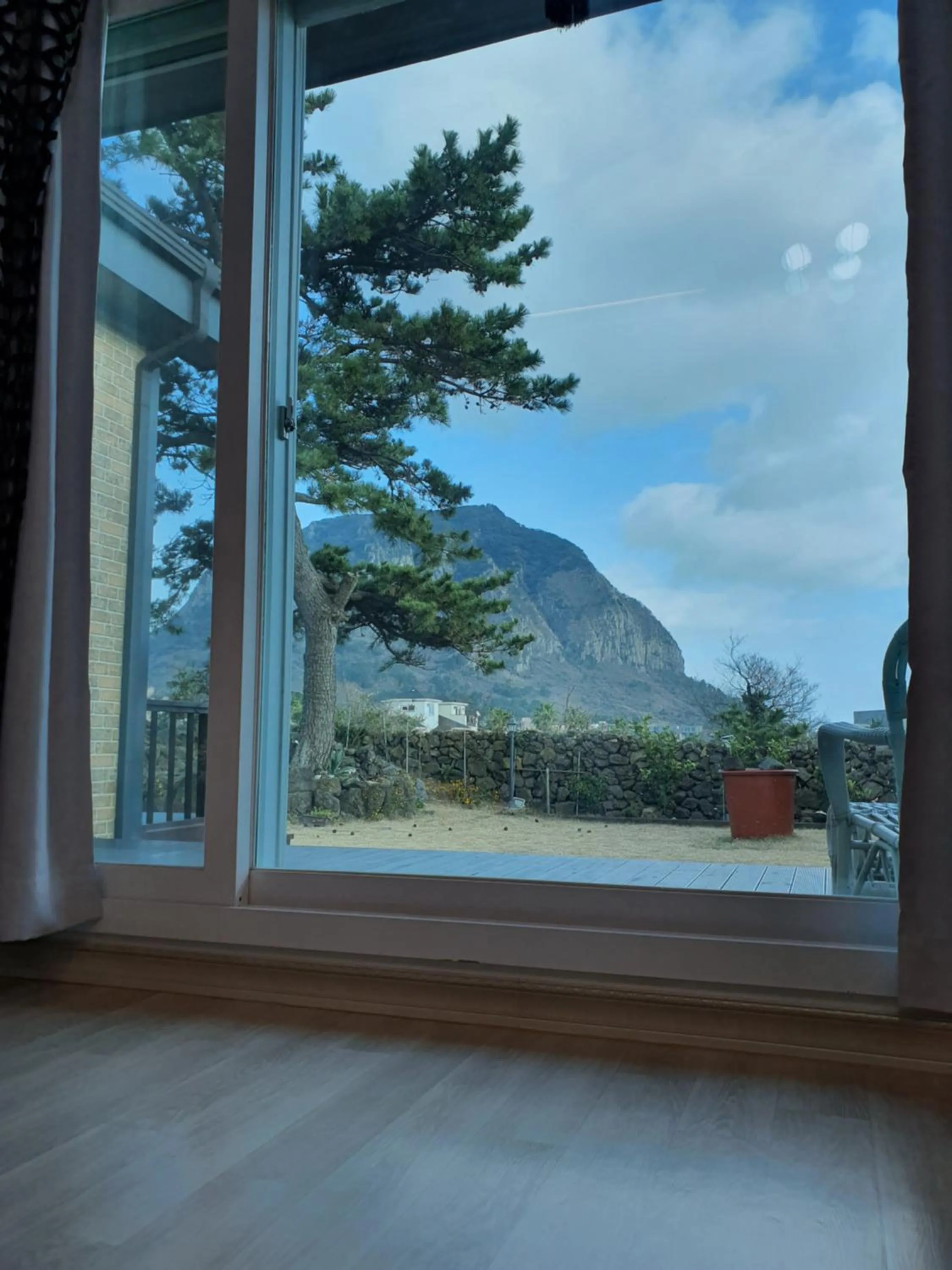 Wind Jeju Cafe & Pension