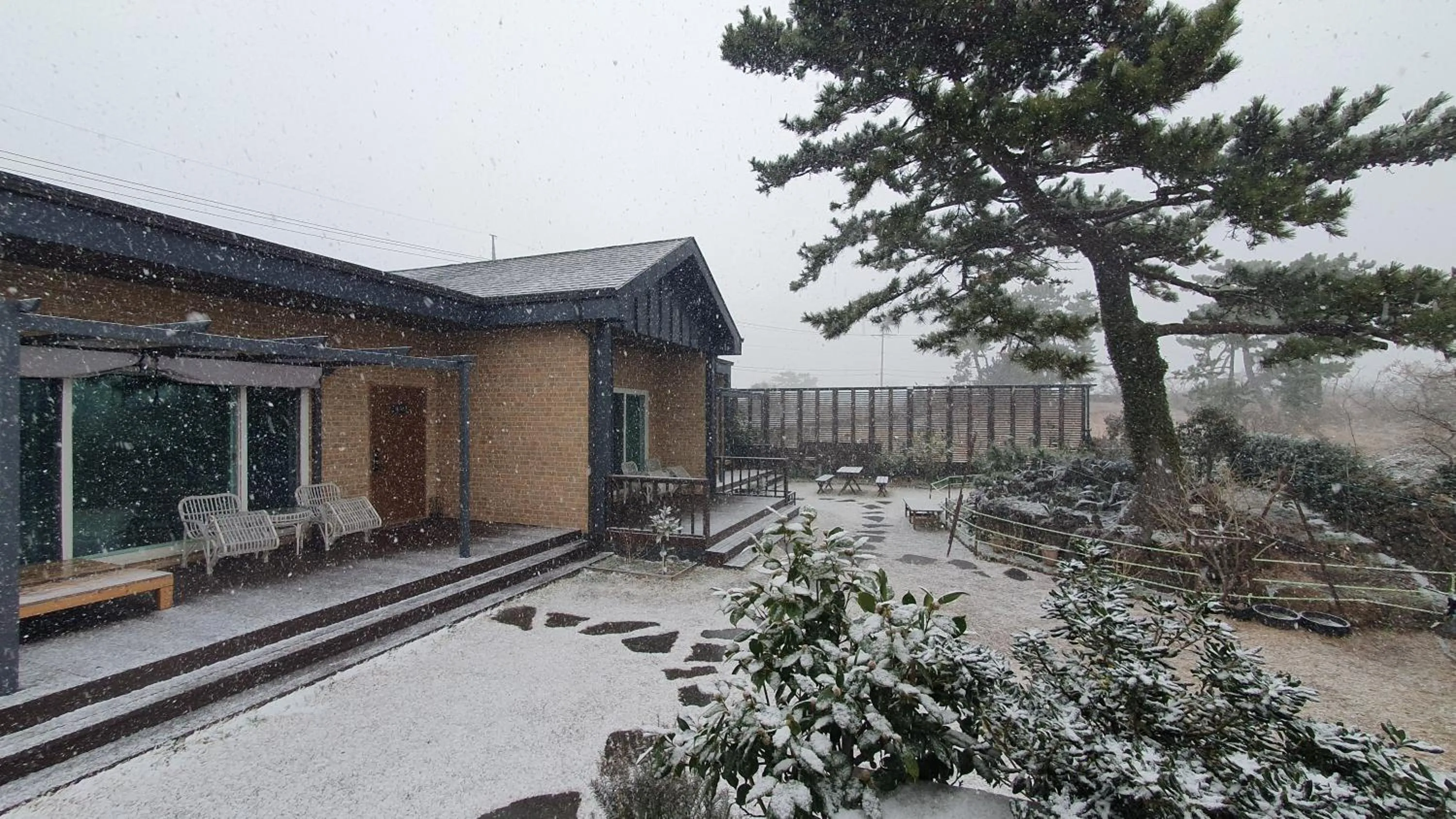 Wind Jeju Cafe & Pension