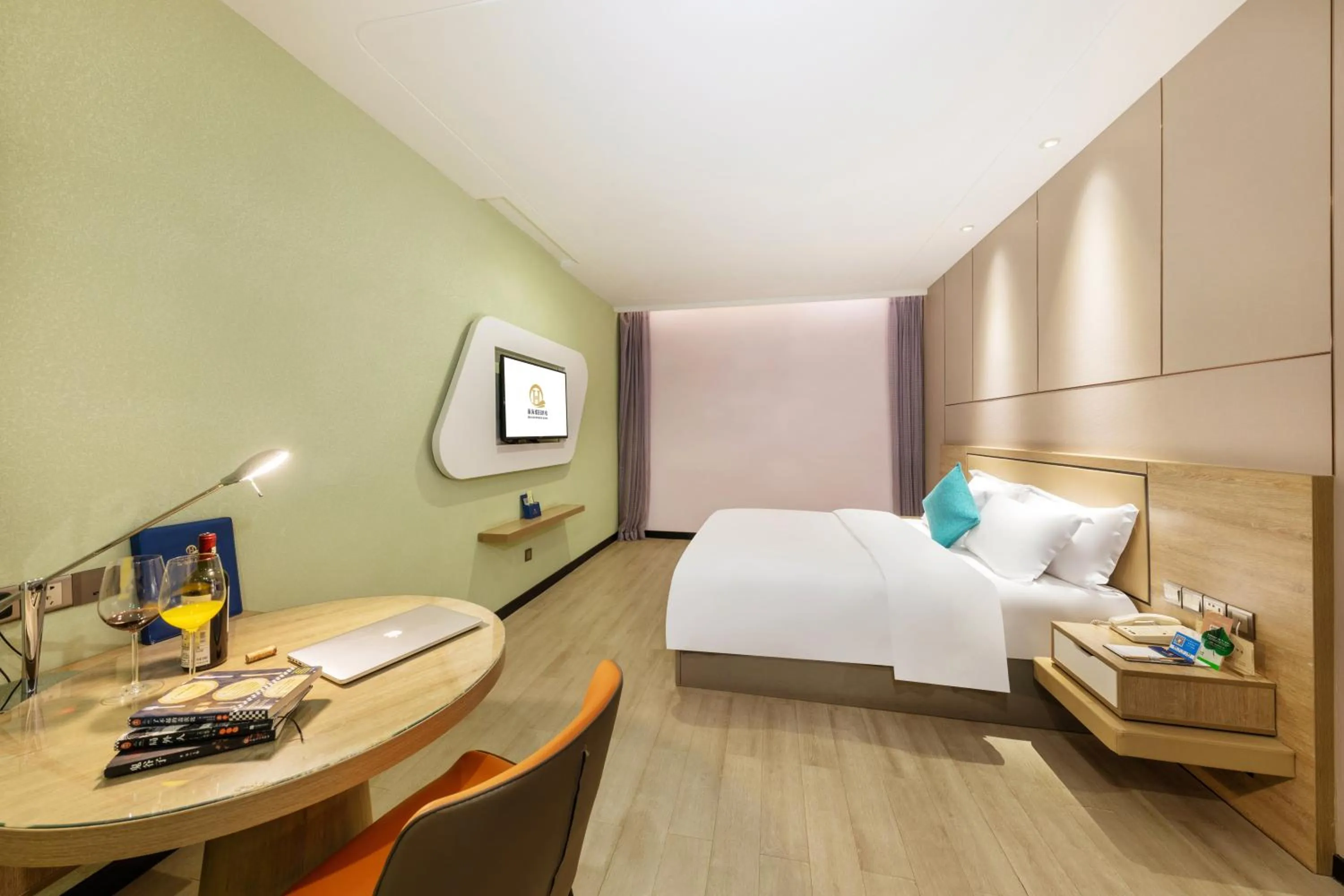 Bedroom, Bed in Qianhai Holiday Hotel