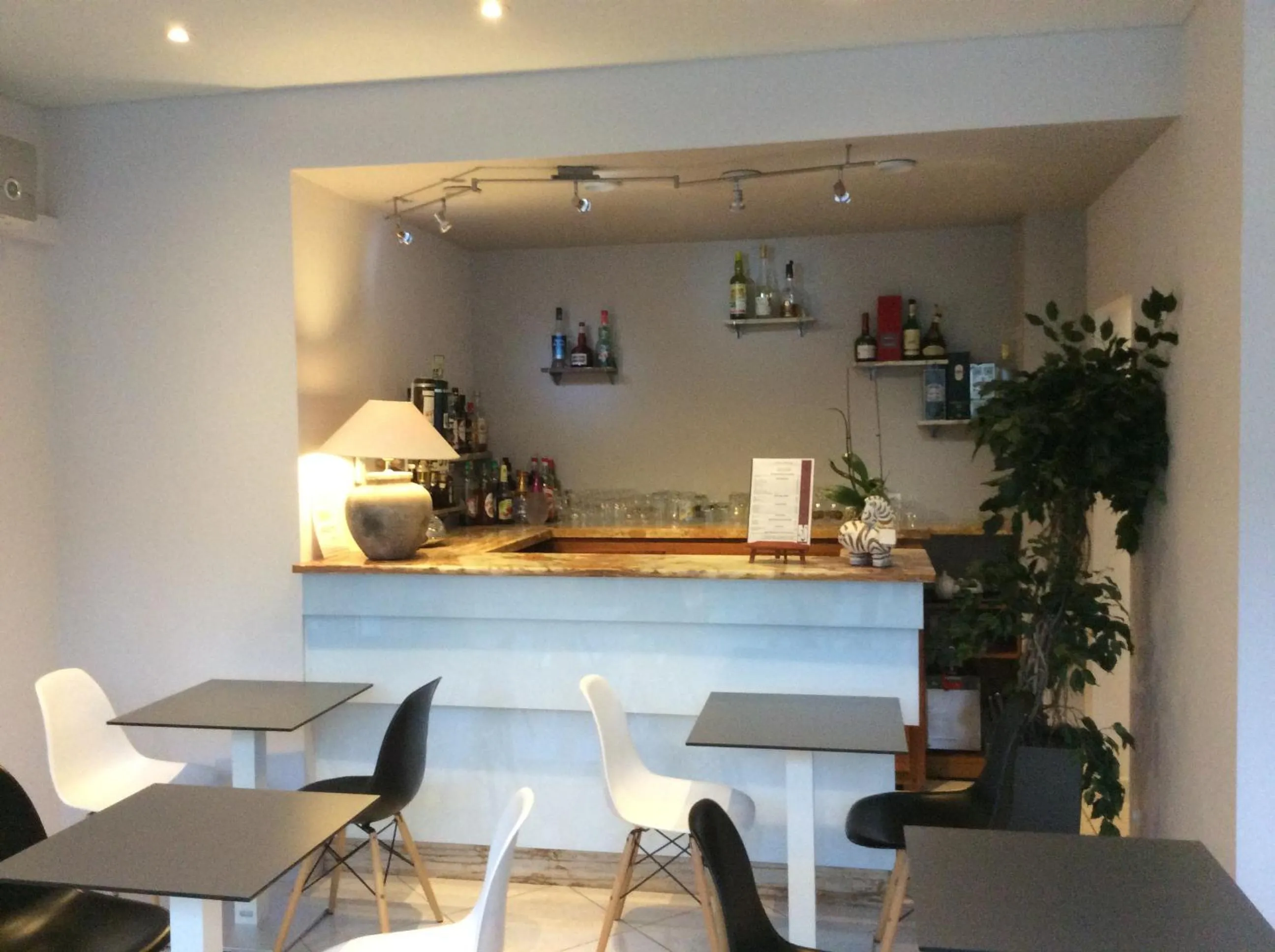 Lounge or bar in Bristol Logis Cit'Hotel Périgueux Centre