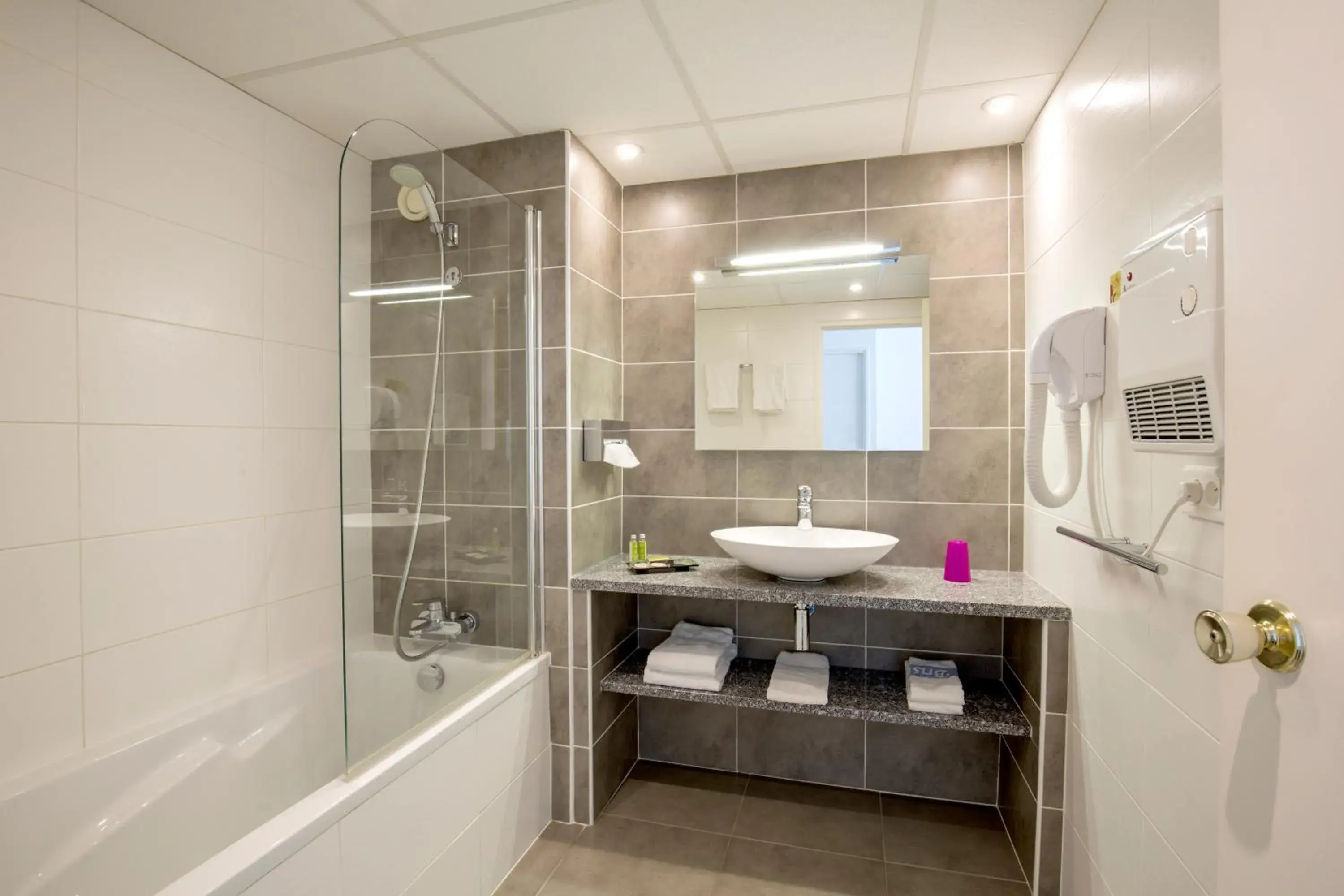Twin Room in Bristol Logis Cit'Hotel Périgueux Centre Twin Room in Bristol Logis Cit'Hotel Périgueux Centre