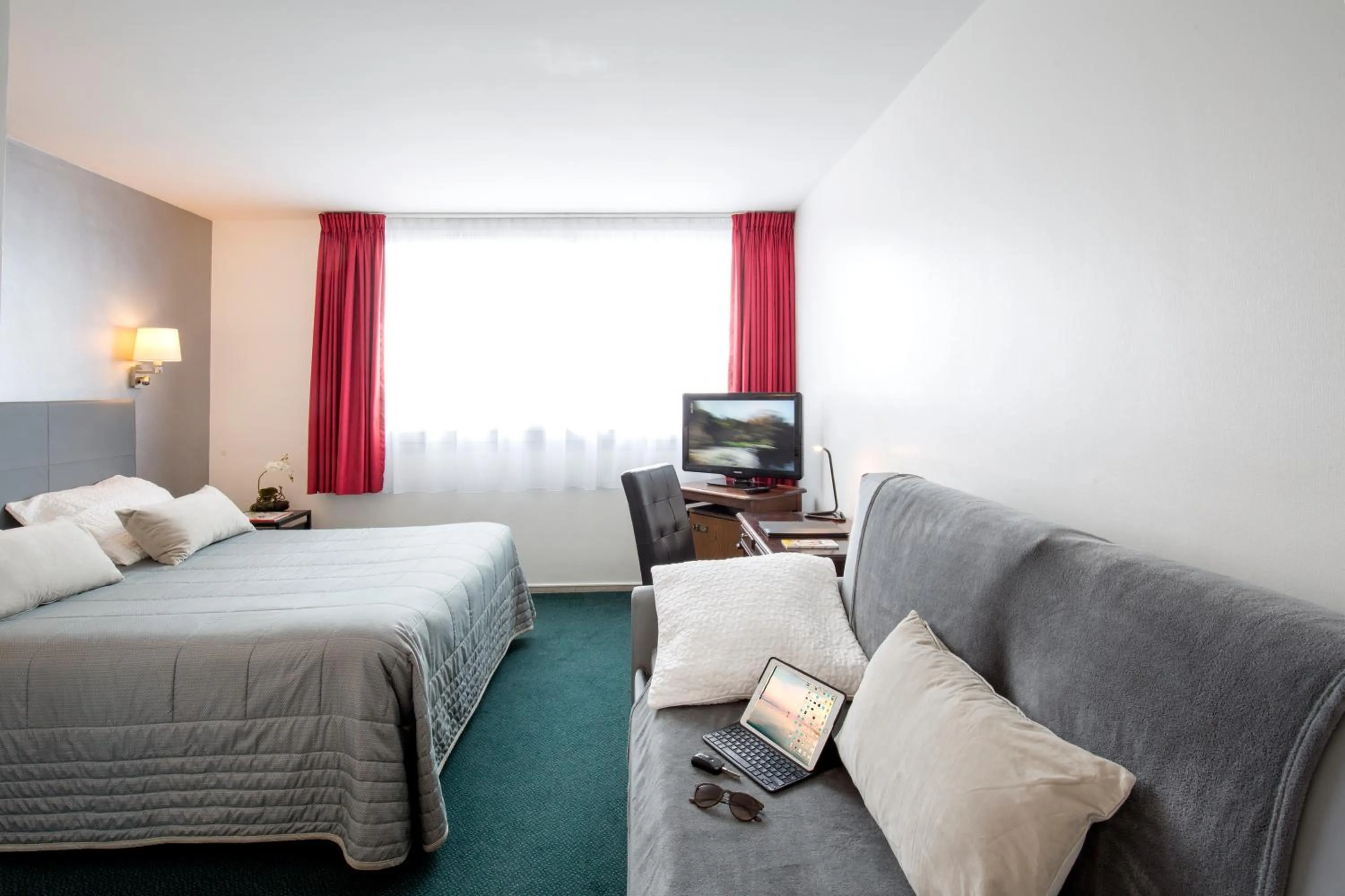 Photo of the whole room, Bed in Bristol Logis Cit'Hotel Périgueux Centre