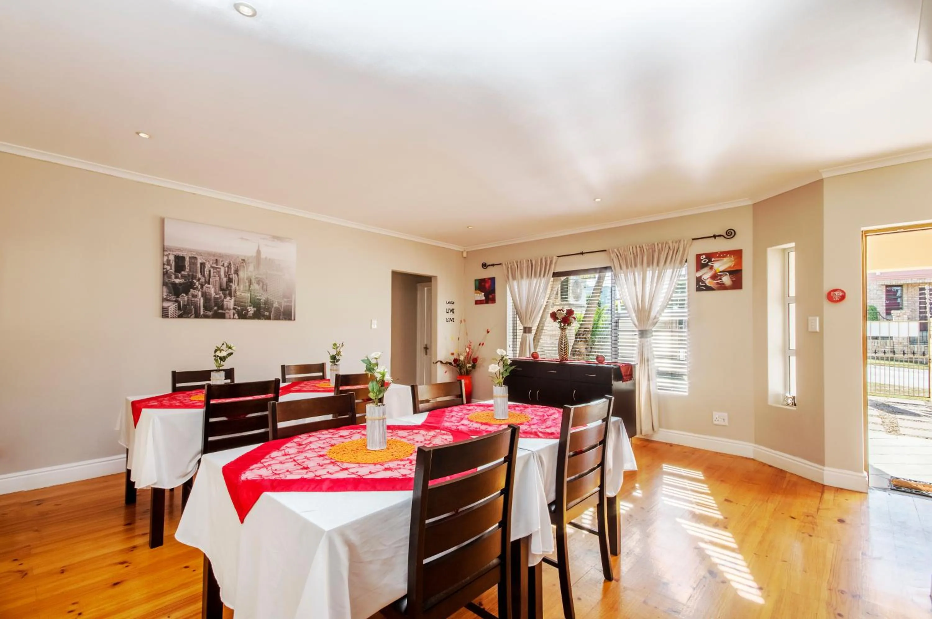 Dining area in King Guest Lodge