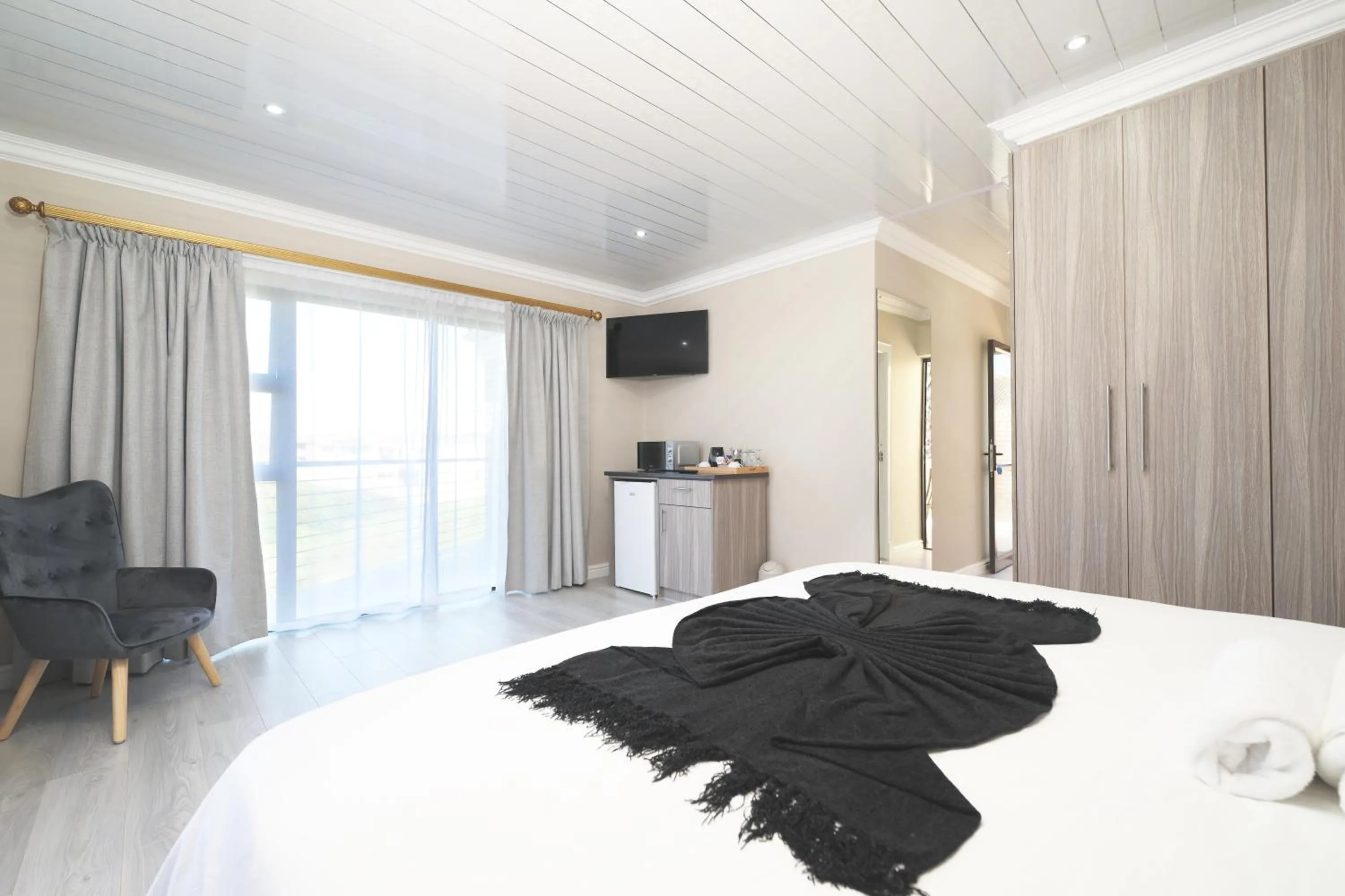 Photo of the whole room, Bed in King Guest Lodge