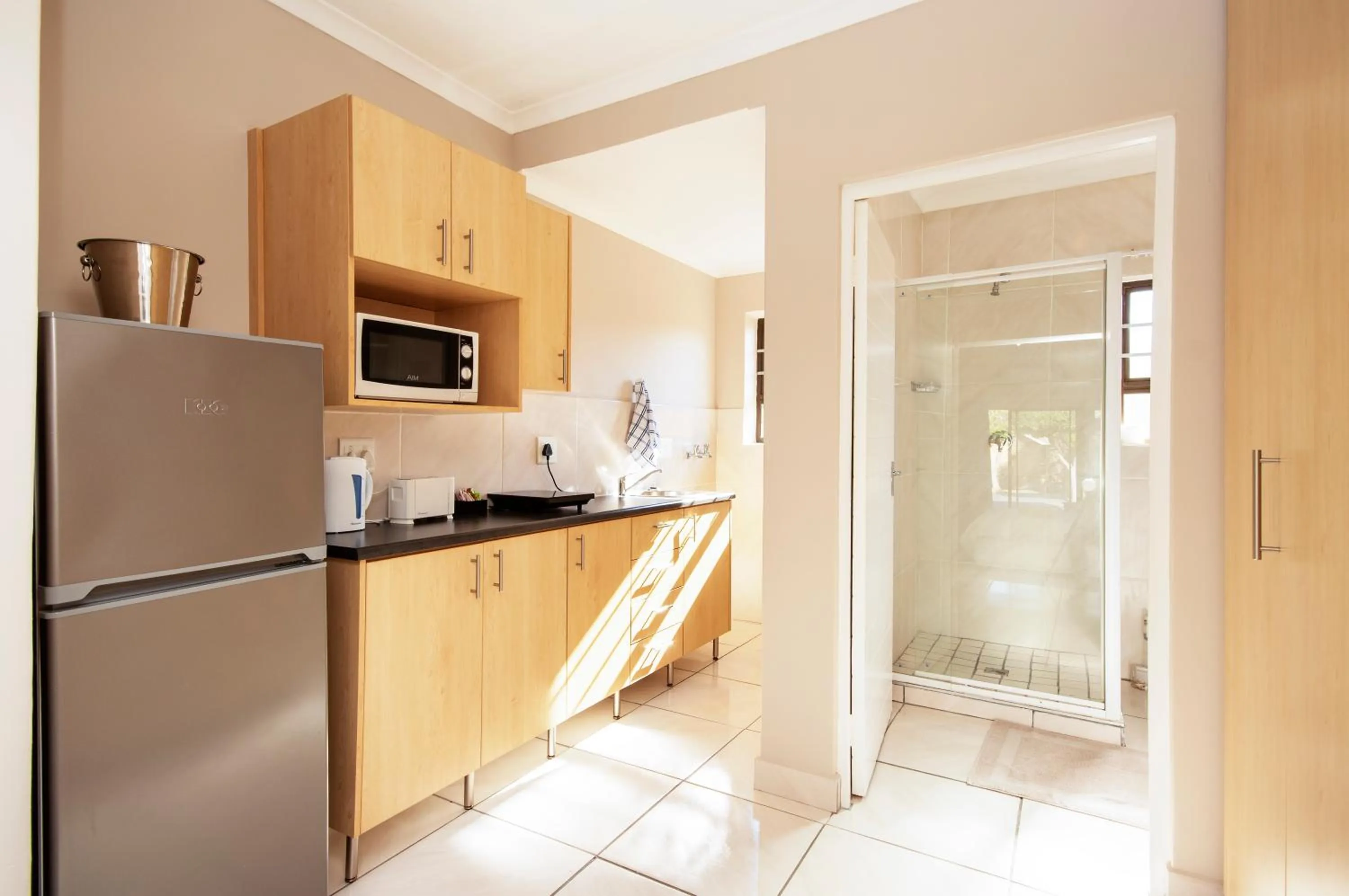 Coffee/tea facilities in King Guest Lodge