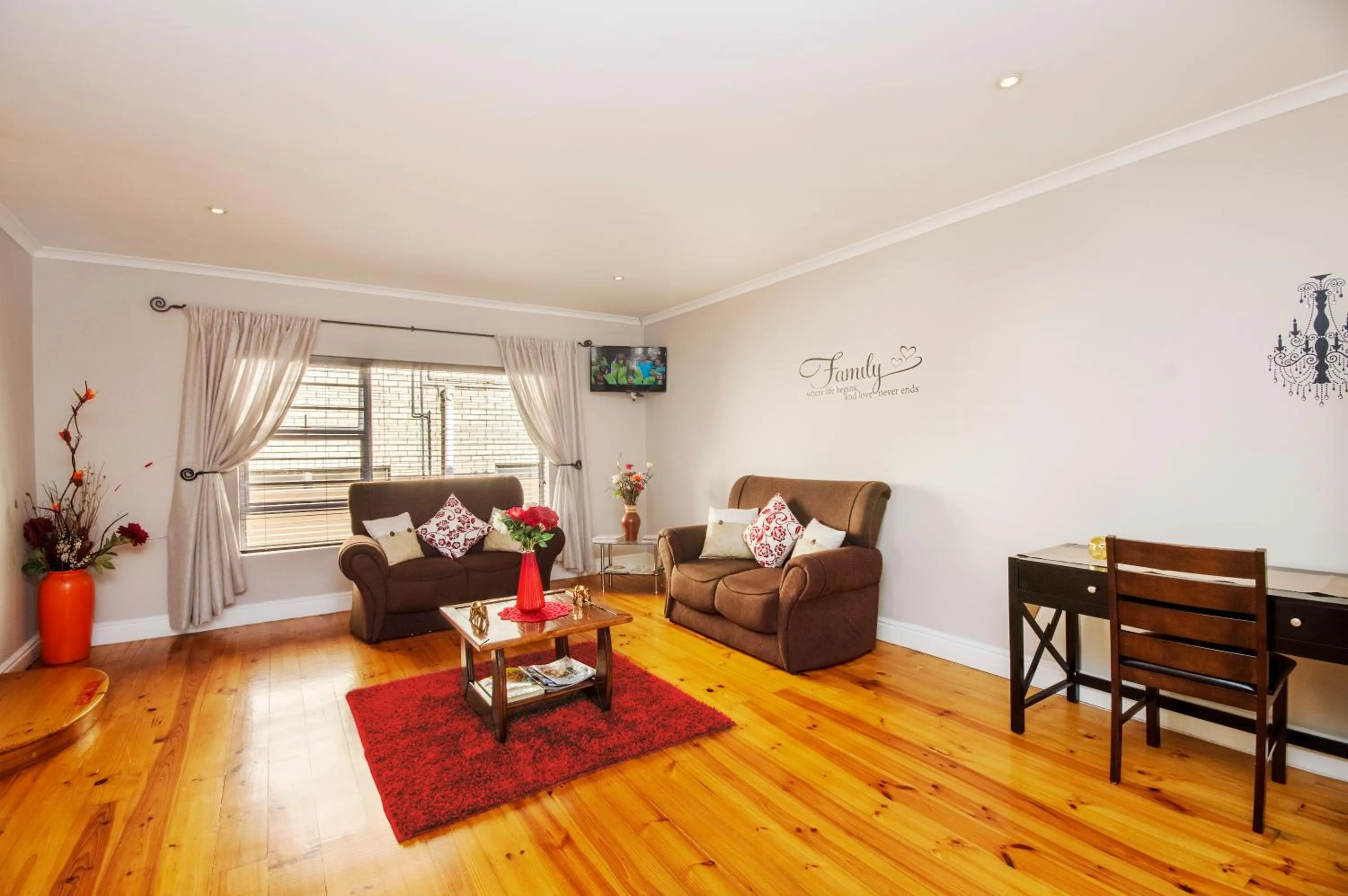 Communal lounge/ TV room in King Guest Lodge