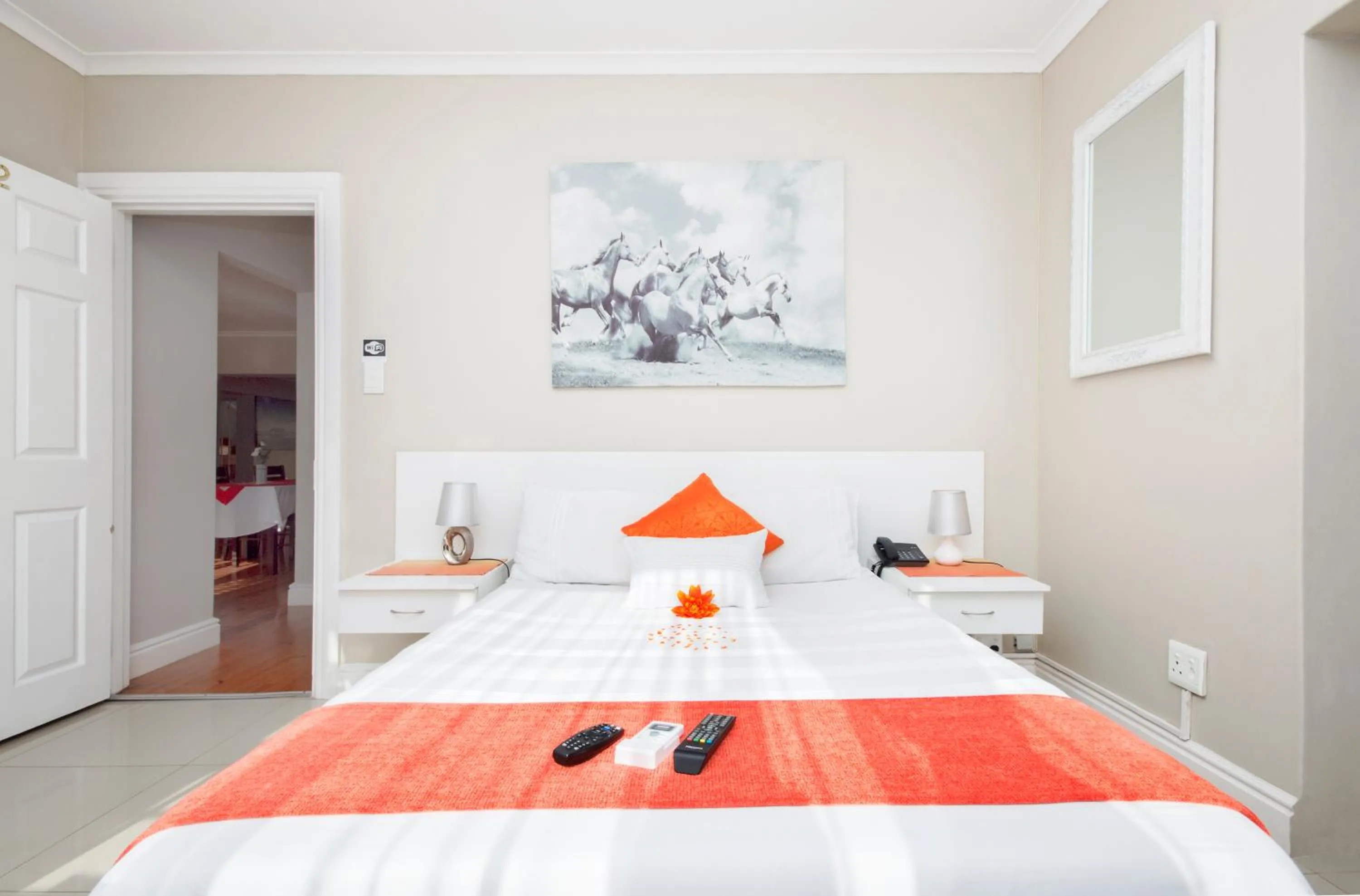 Bedroom, Bed in King Guest Lodge