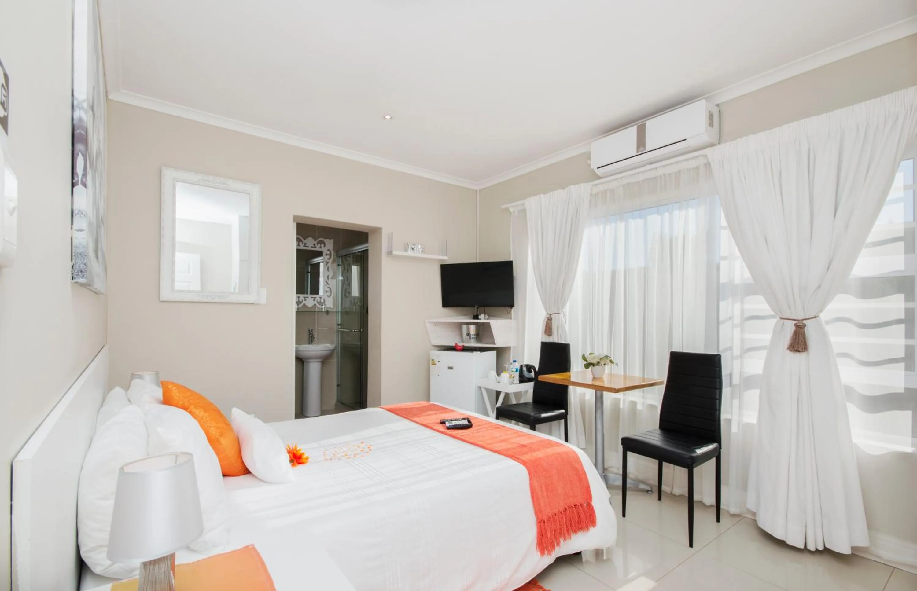 Photo of the whole room, Bed in King Guest Lodge