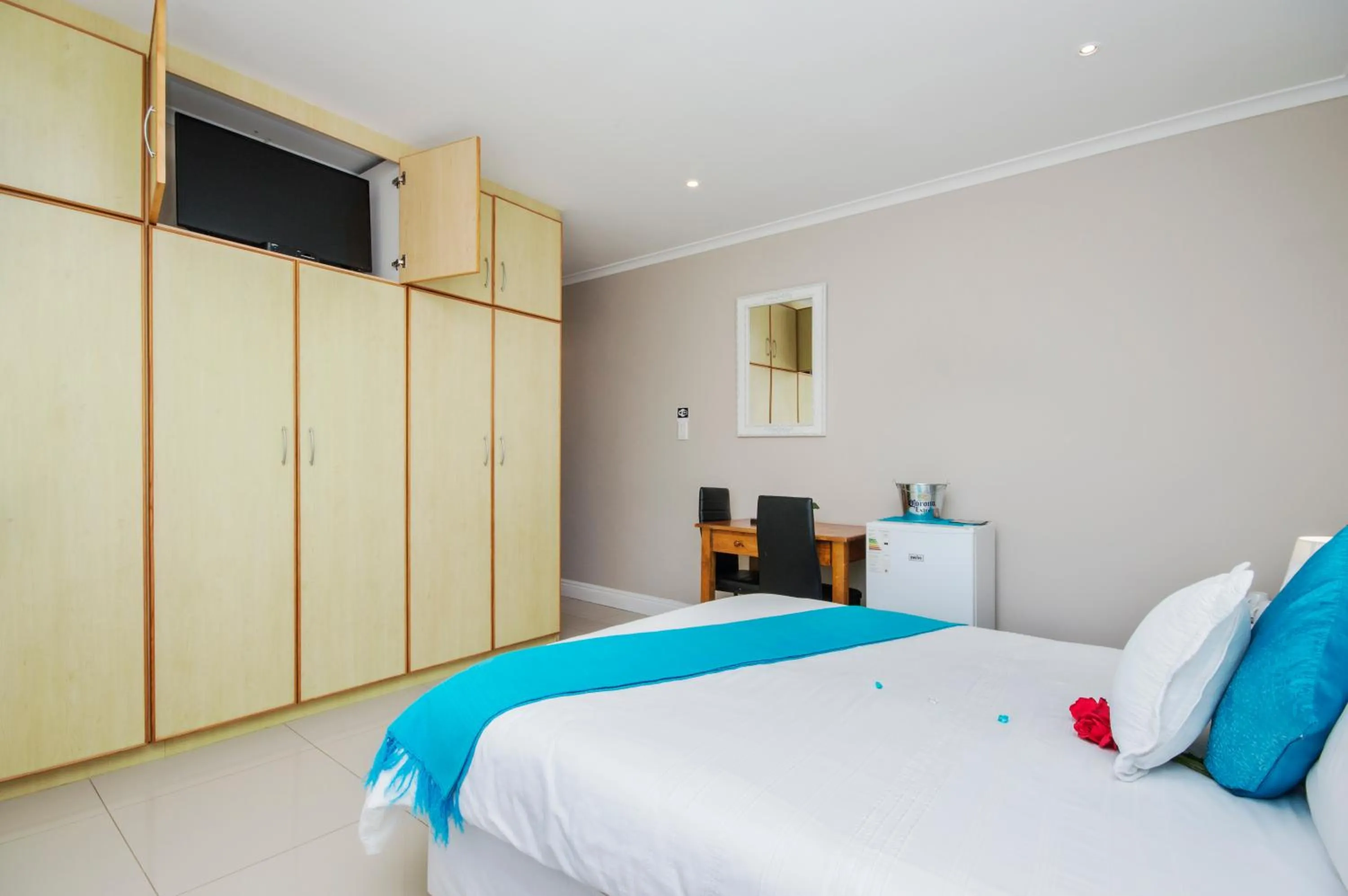 Photo of the whole room, Bed in King Guest Lodge