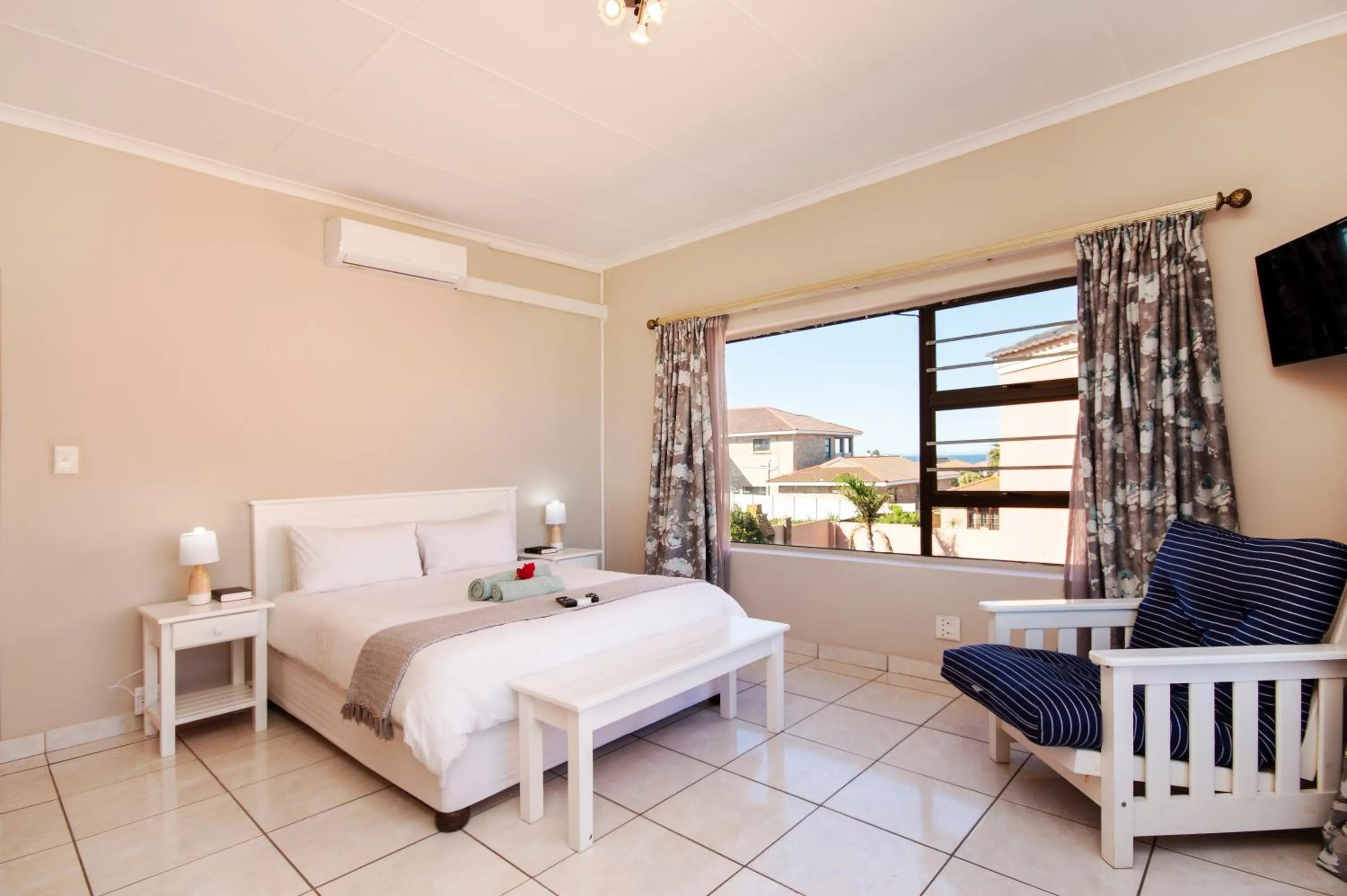 Photo of the whole room, Bed in King Guest Lodge