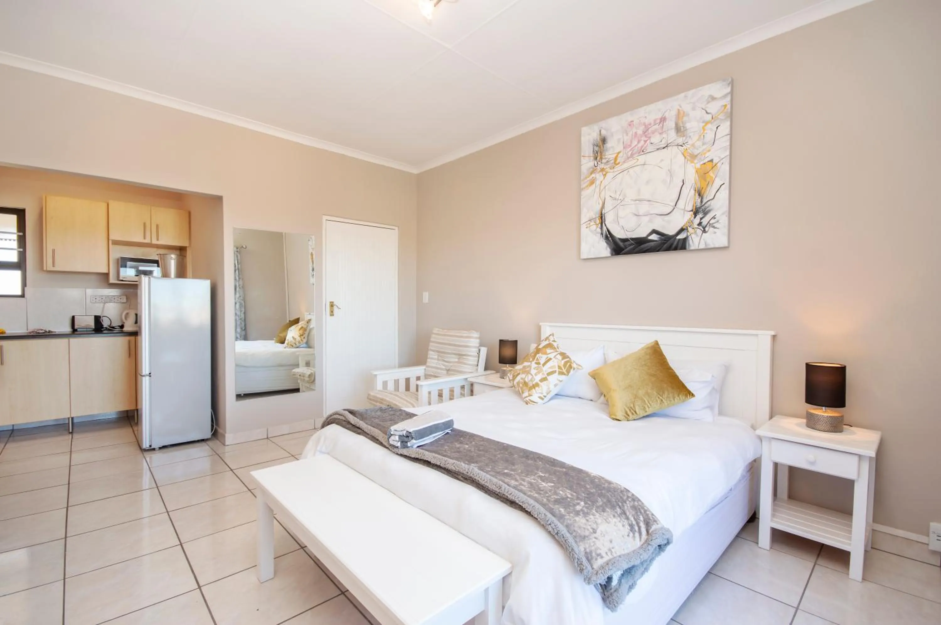 Photo of the whole room, Bed in King Guest Lodge