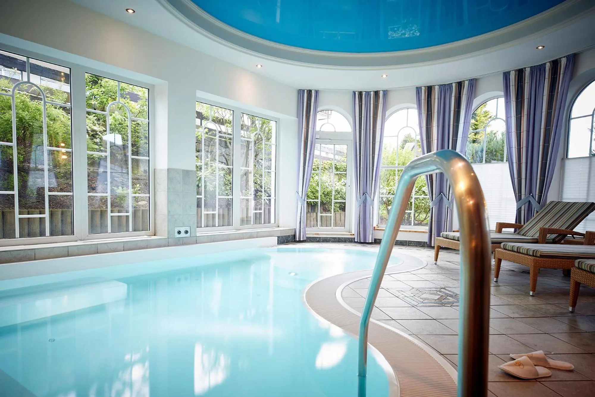 Swimming pool in Göbel's Gästehaus Hotel am Park