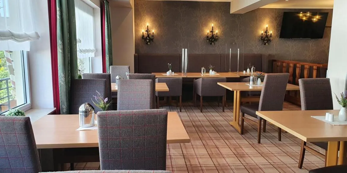 Restaurant/places to eat in Göbel's Gästehaus Hotel am Park