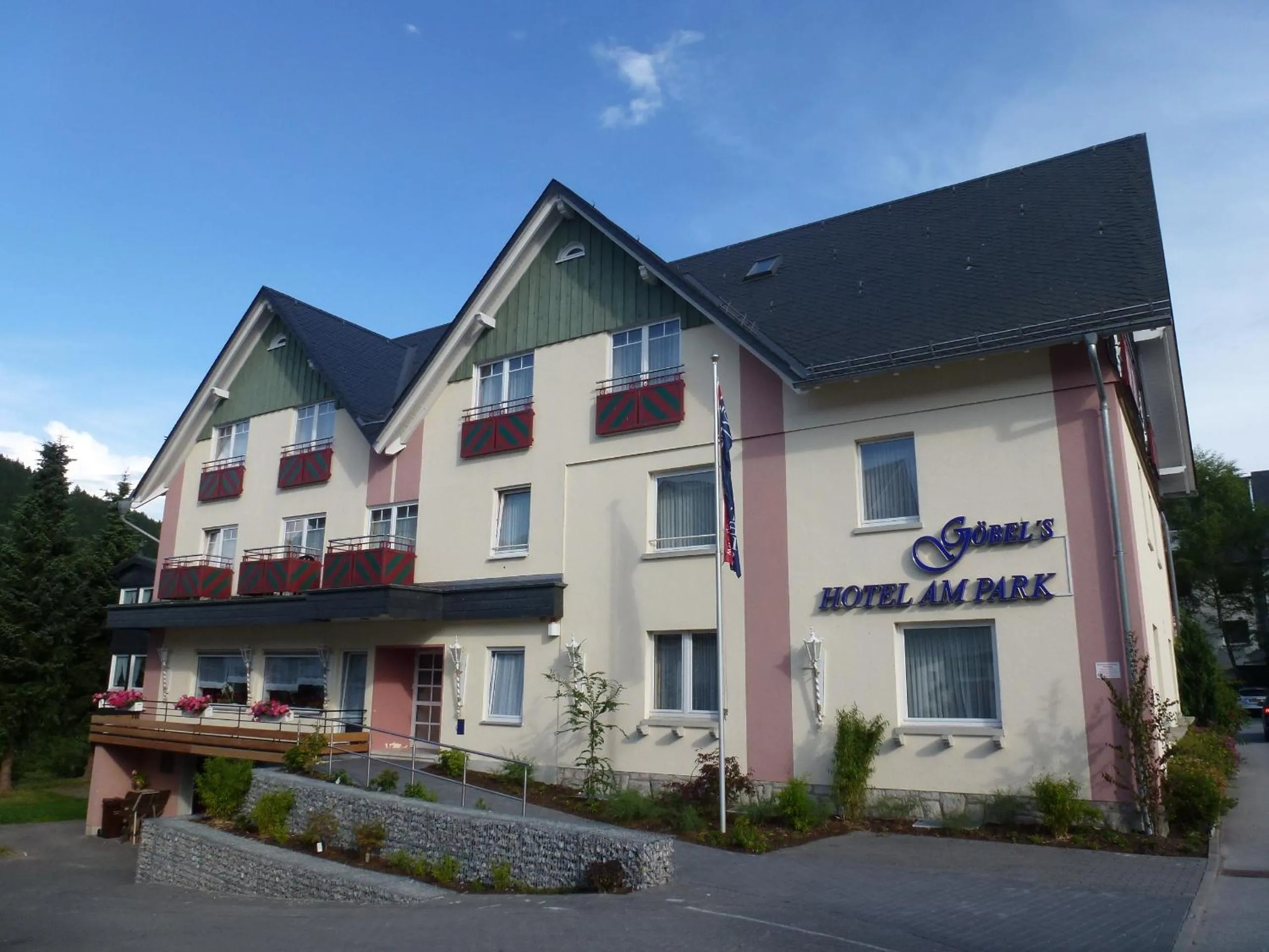 Property building in Göbel's Gästehaus Hotel am Park