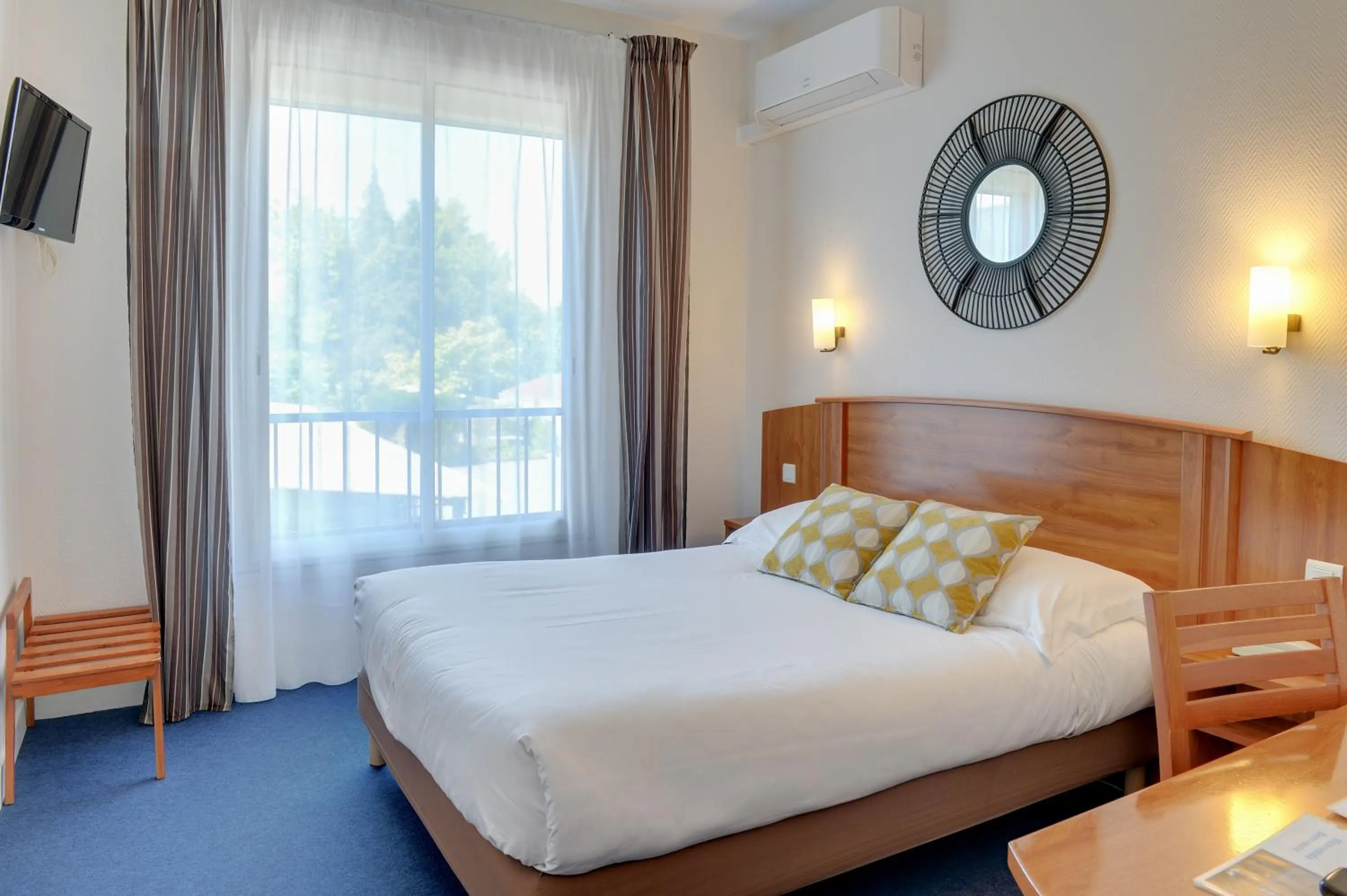 Photo of the whole room, Bed in Brit Hotel Europ Bergerac