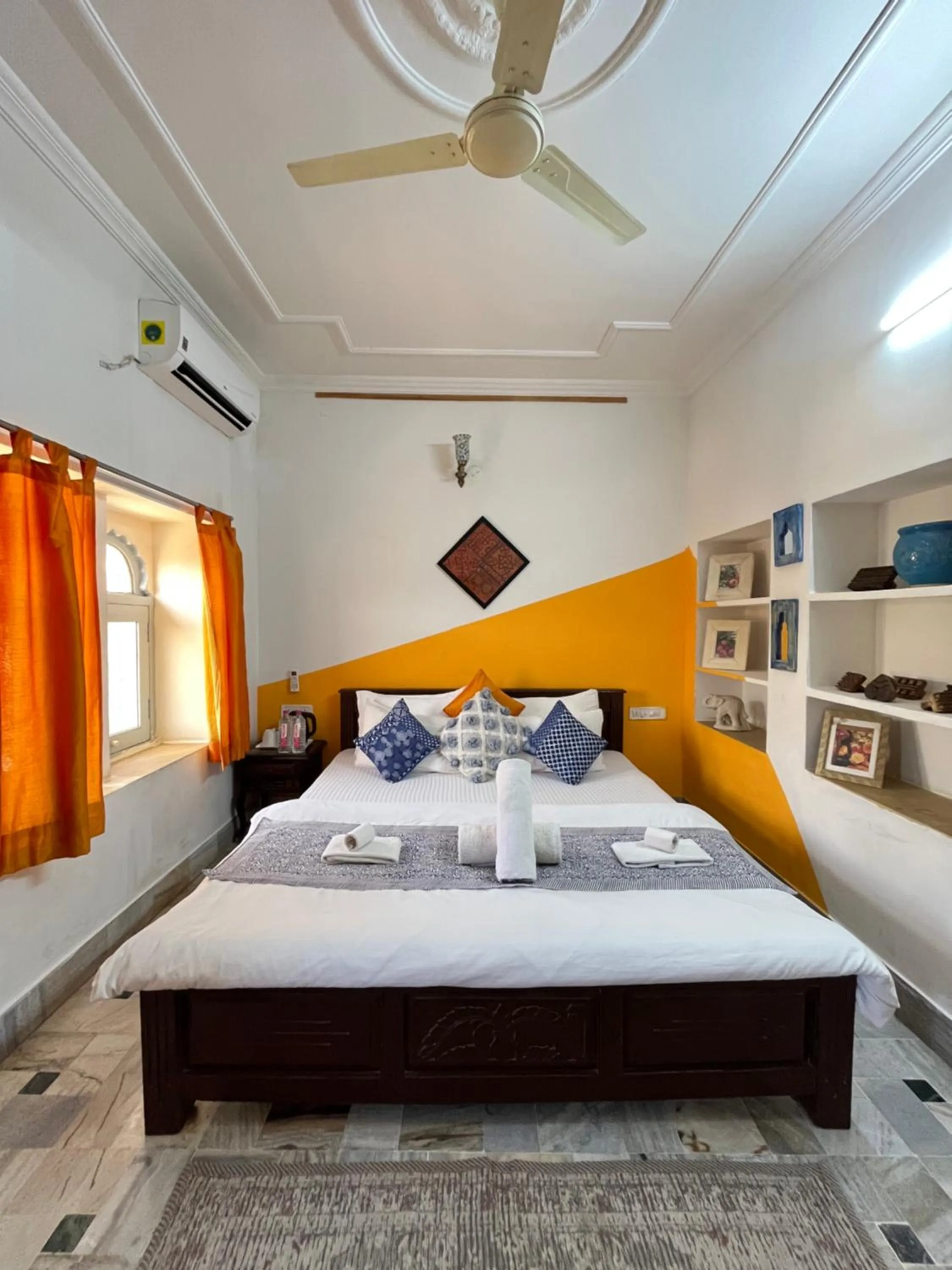 Bed in Jaisalmer Hostel Crowd