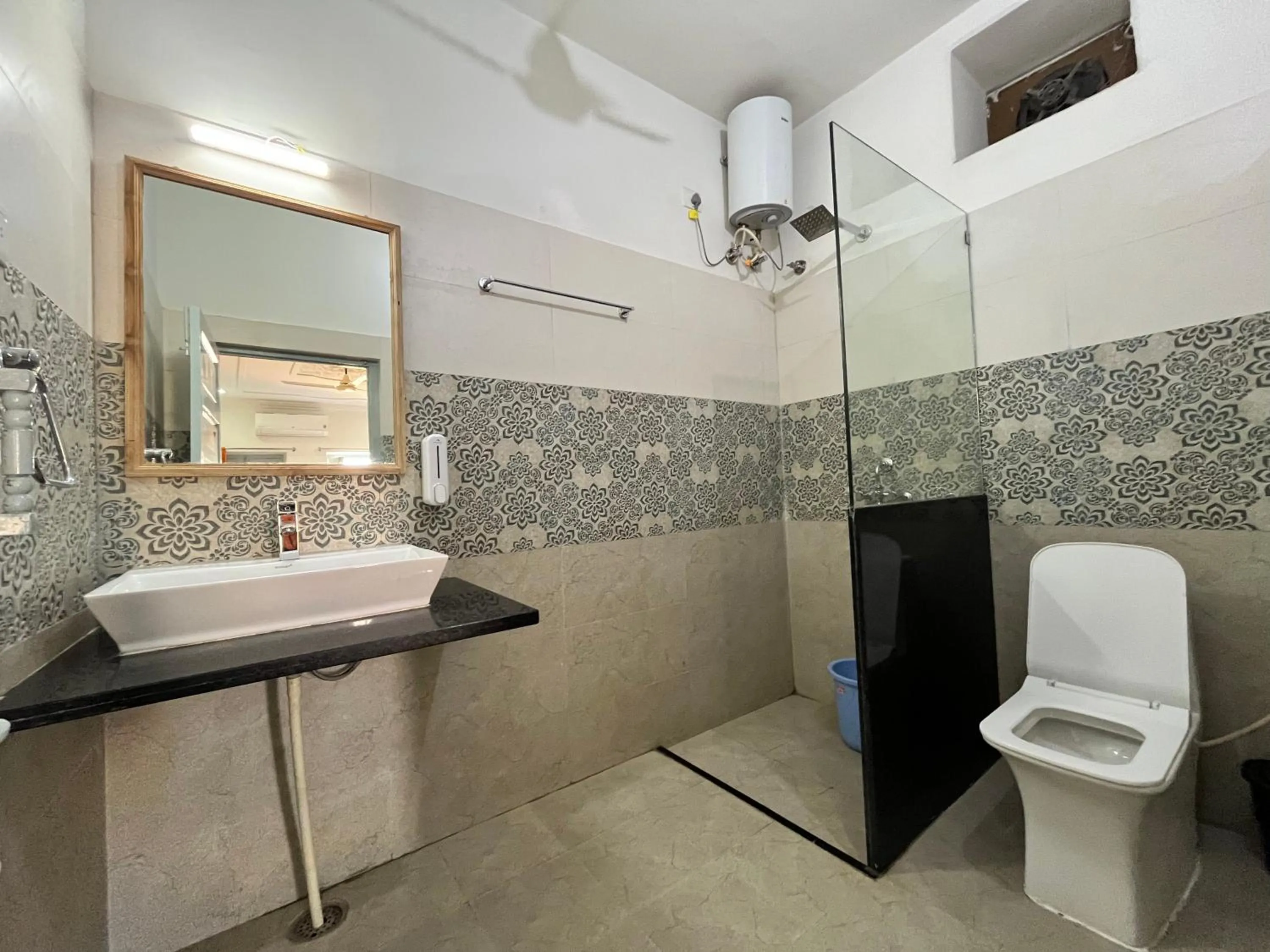 Shower in Jaisalmer Hostel Crowd