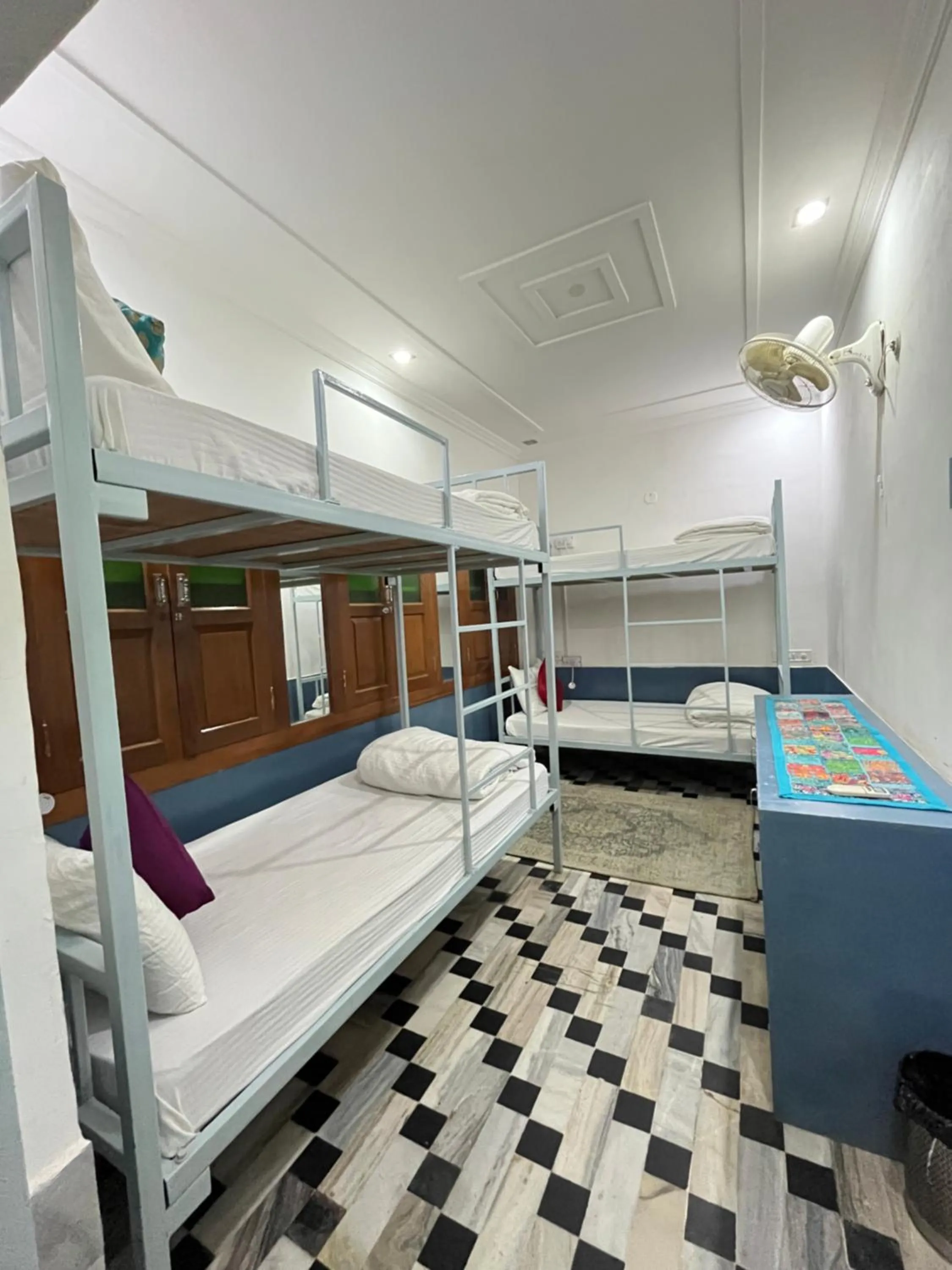 Bed in Jaisalmer Hostel Crowd