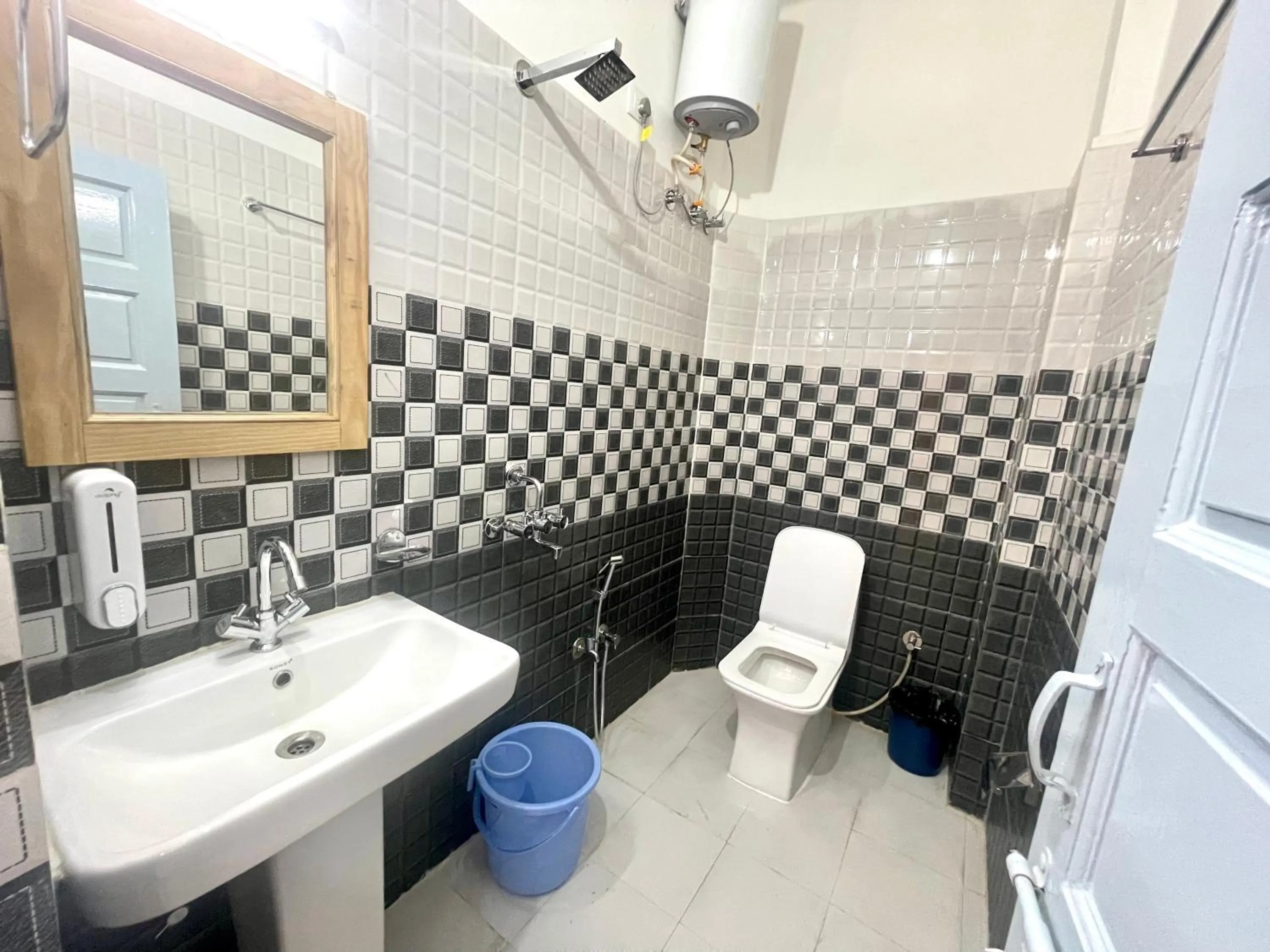 Shower in Jaisalmer Hostel Crowd