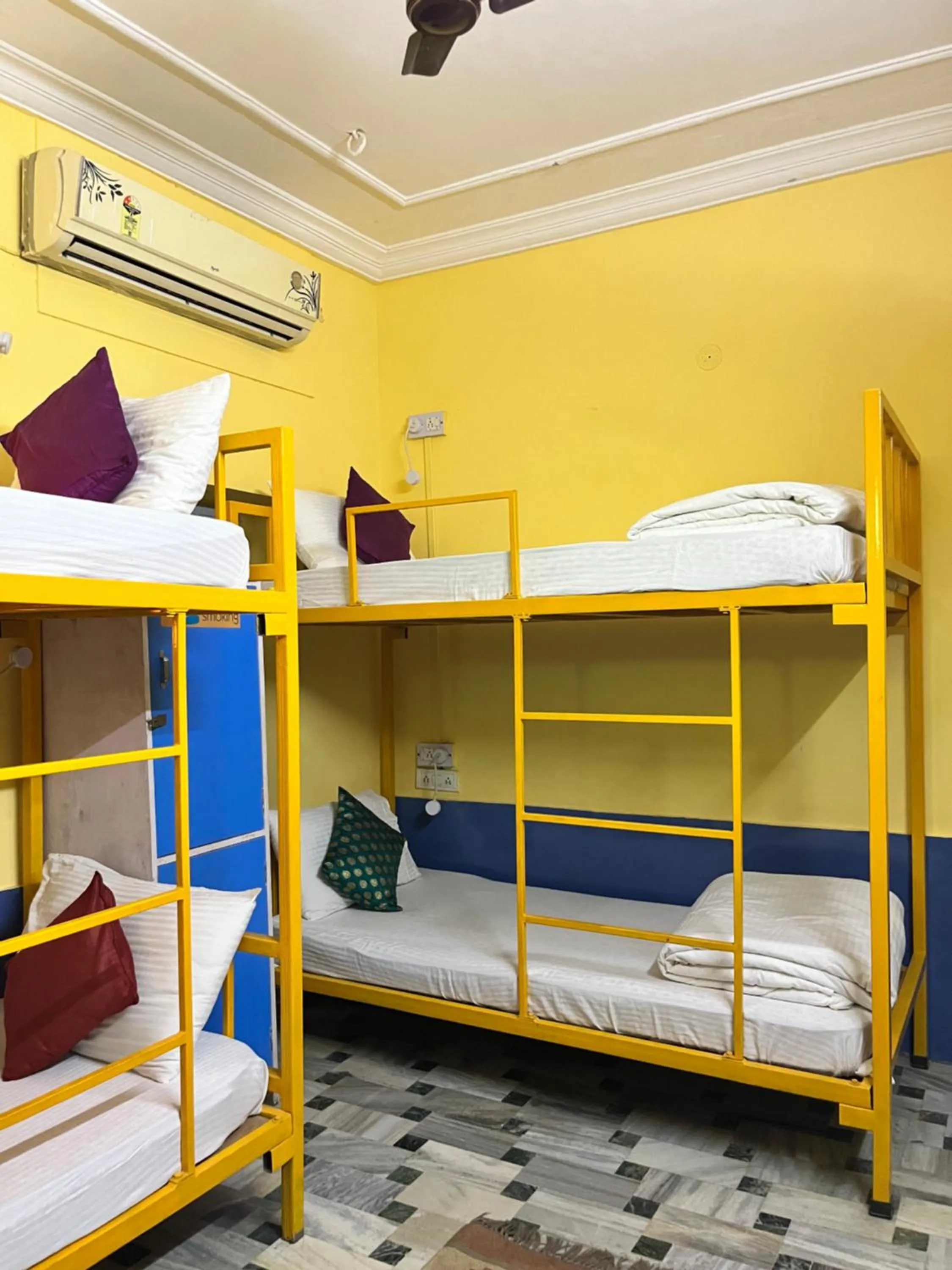 Bed in Jaisalmer Hostel Crowd