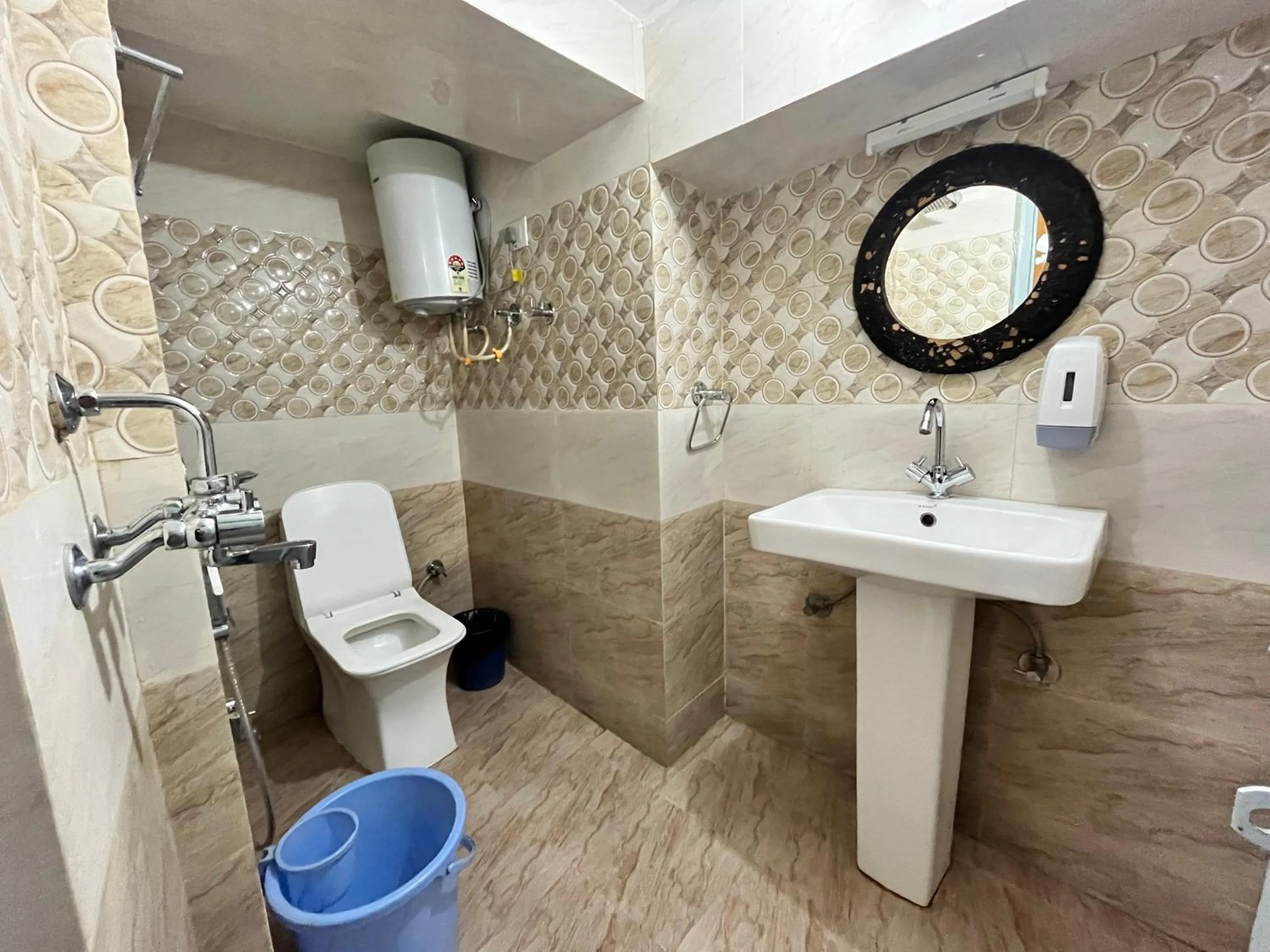 Shower in Jaisalmer Hostel Crowd