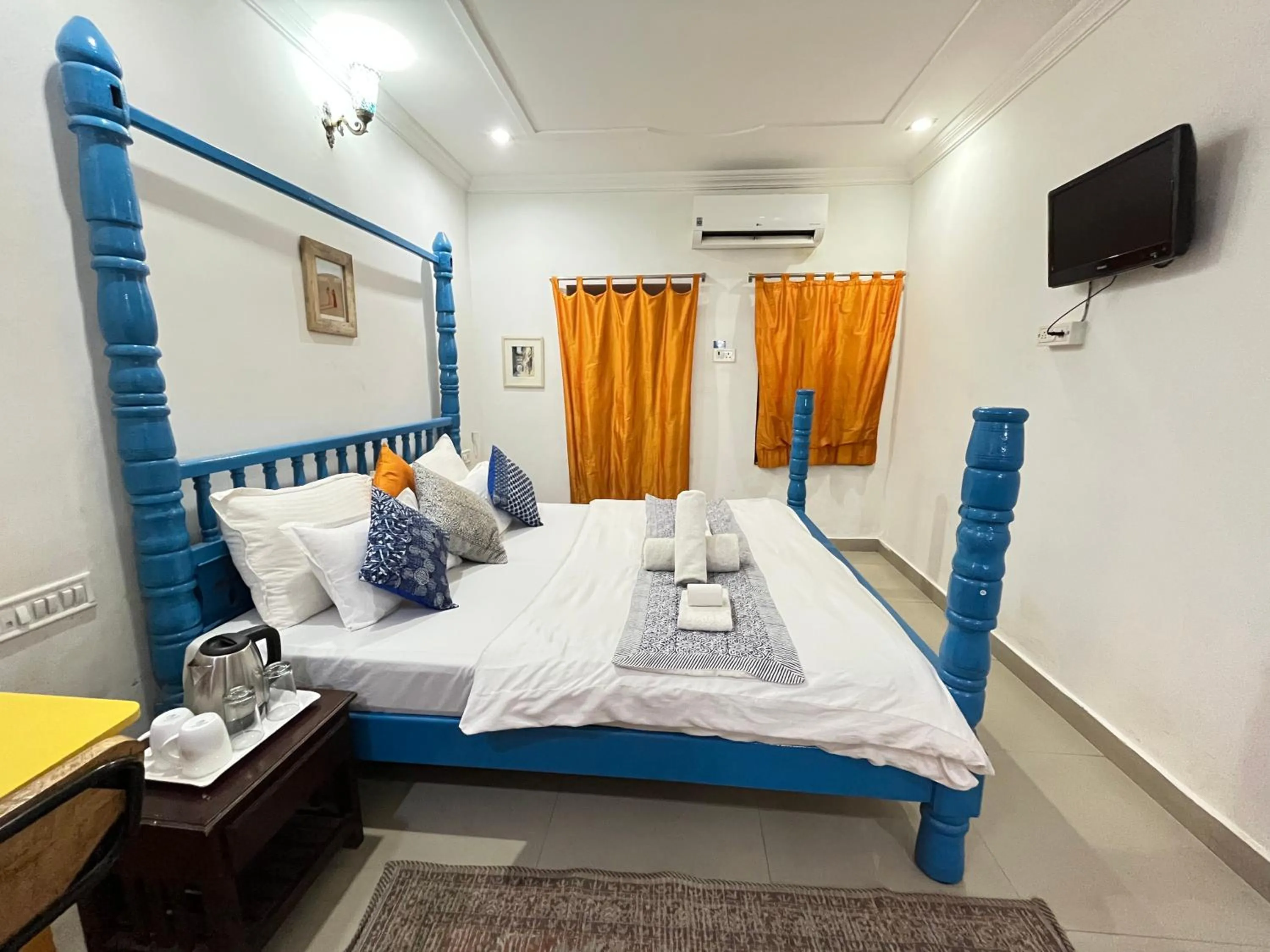 Bed in Jaisalmer Hostel Crowd