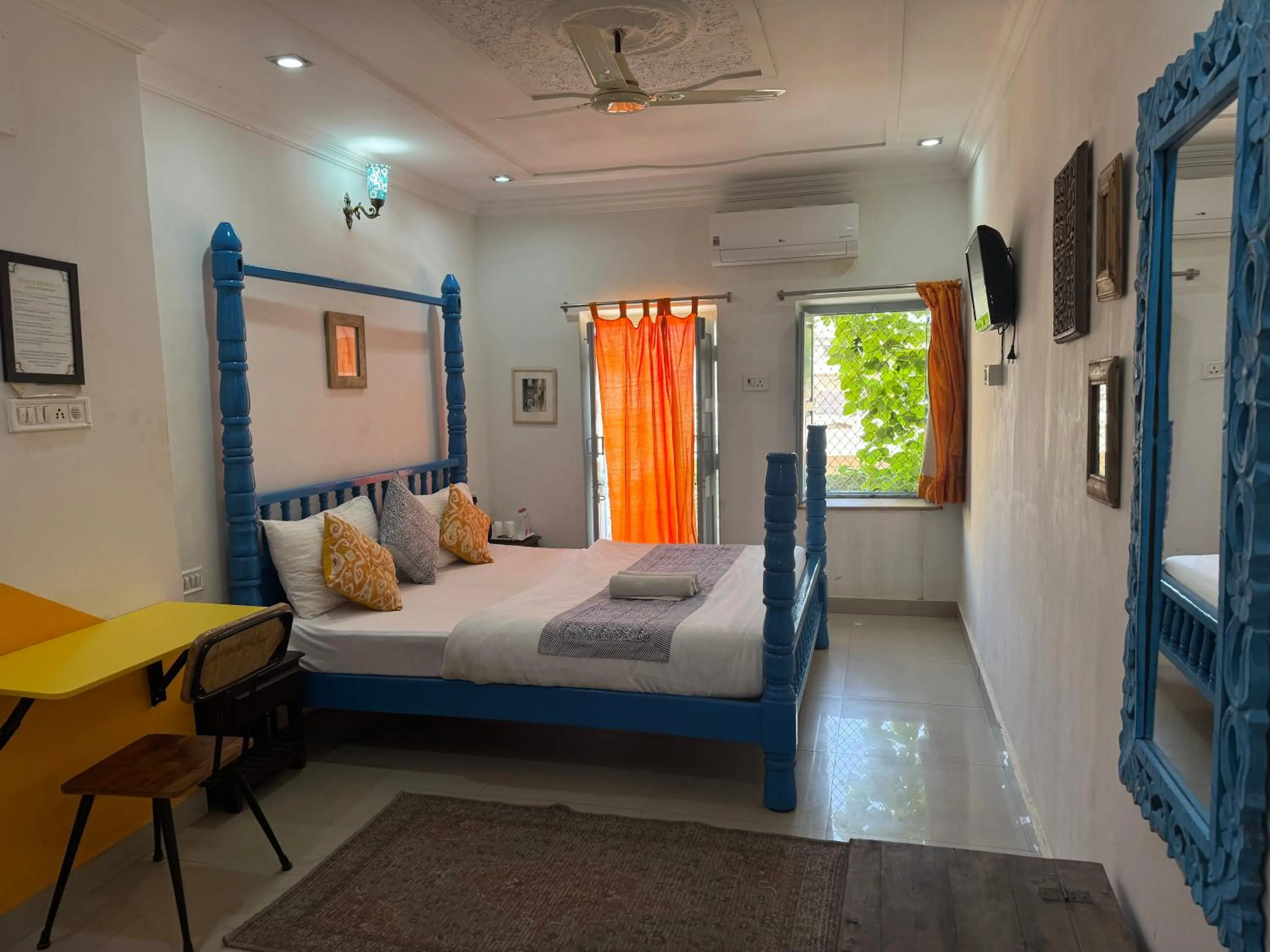 Photo of the whole room, Bed in Jaisalmer Hostel Crowd