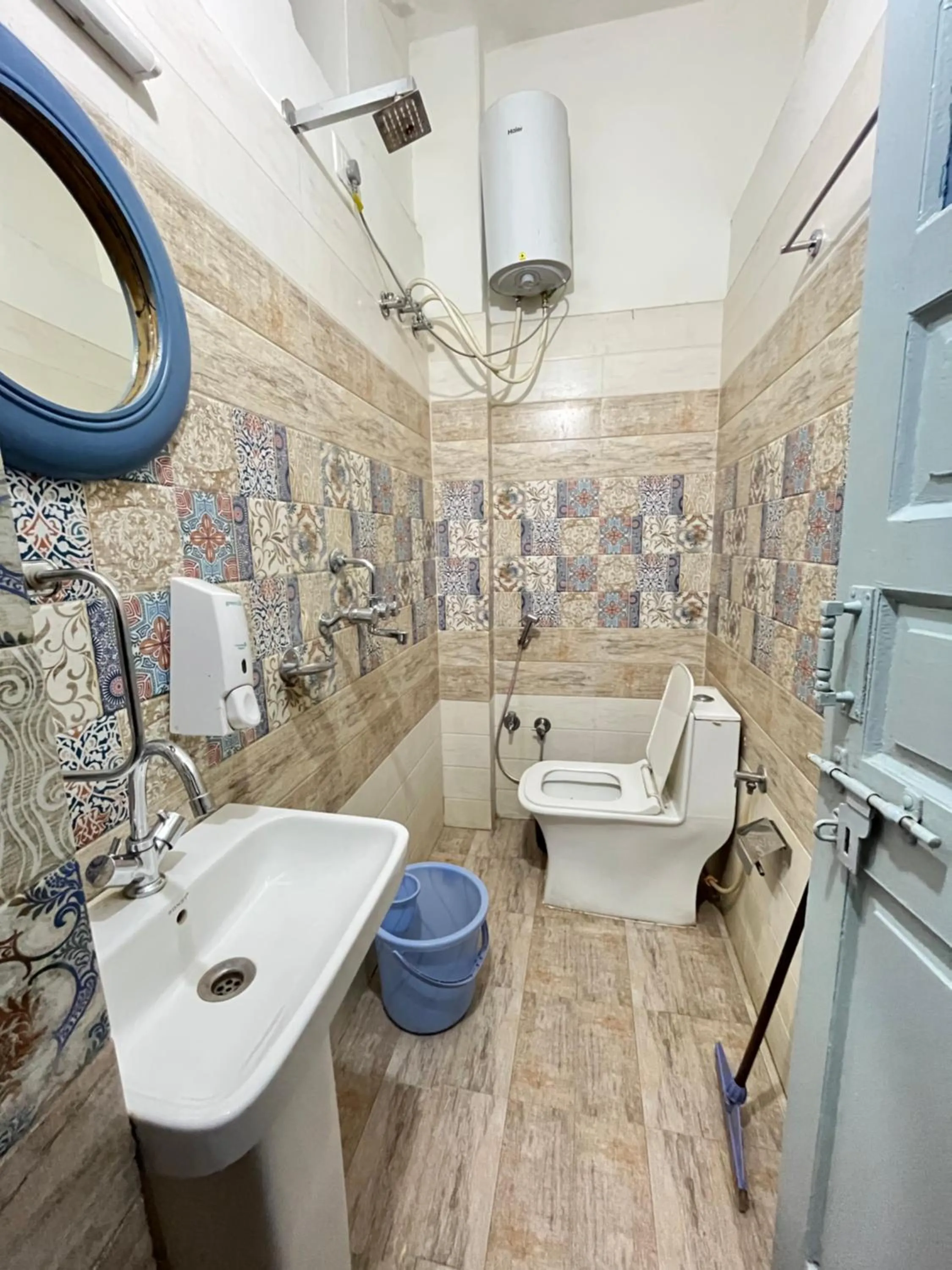 Shower in Jaisalmer Hostel Crowd