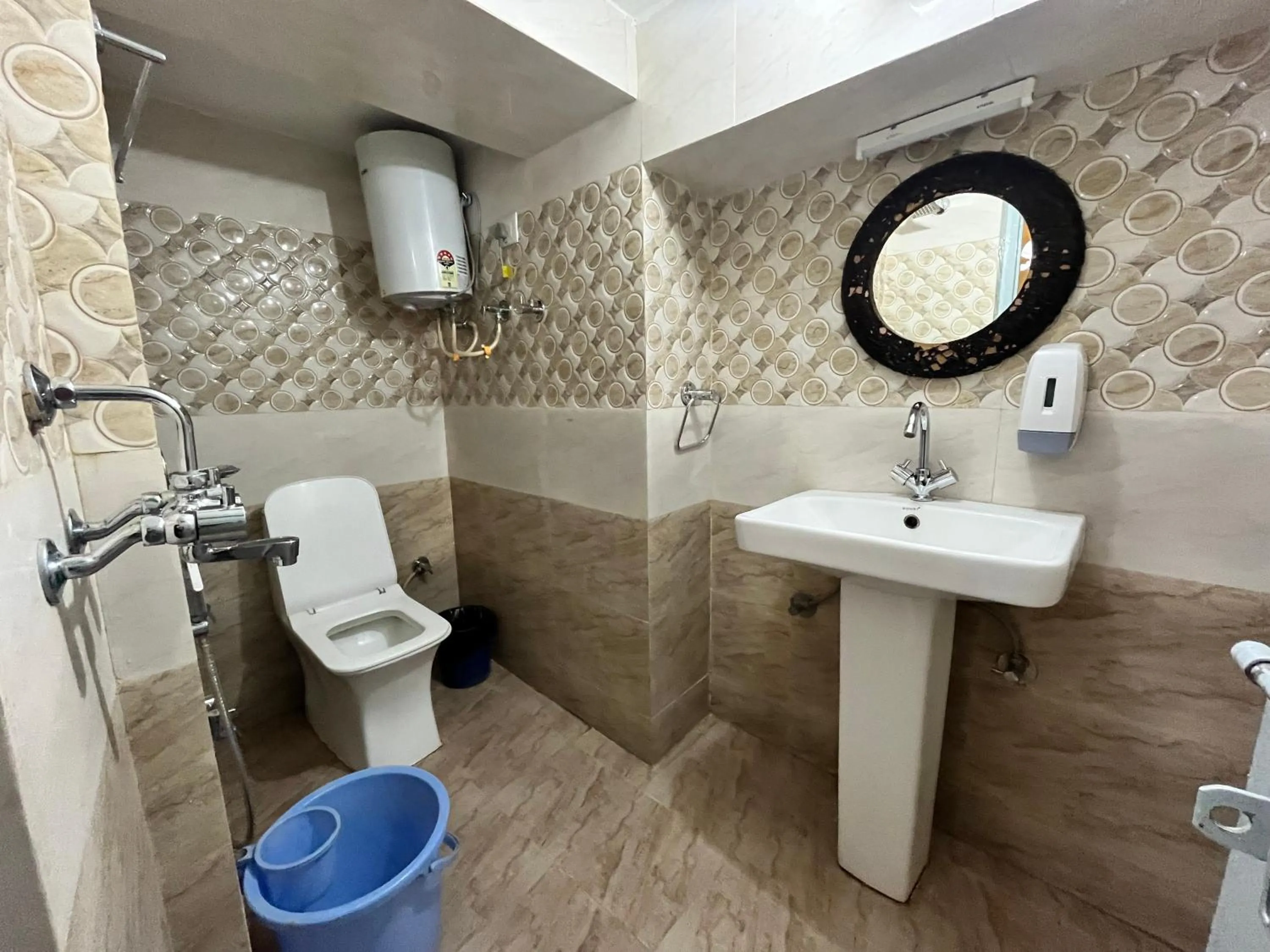 Shower in Jaisalmer Hostel Crowd