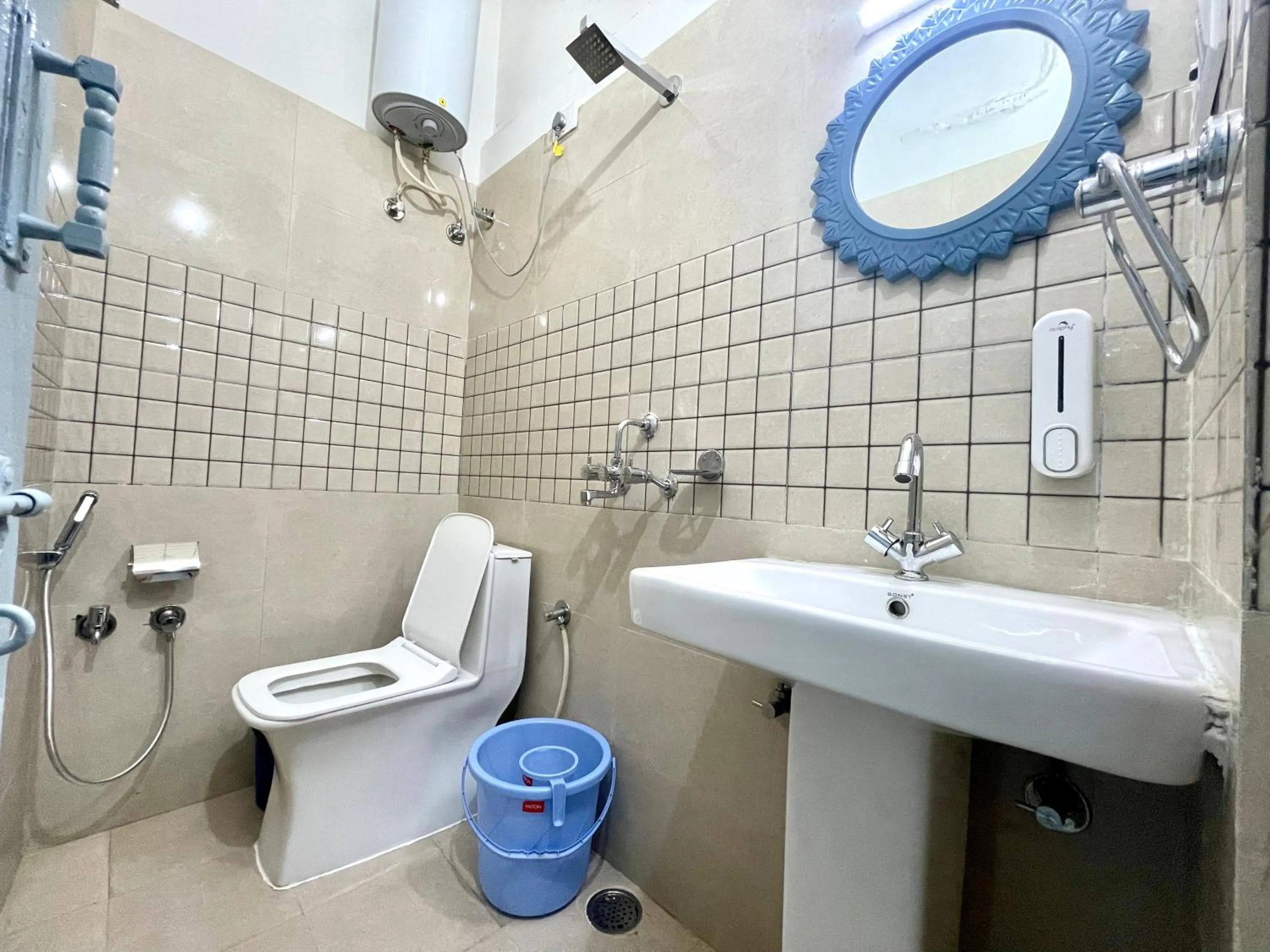 Shower in Jaisalmer Hostel Crowd