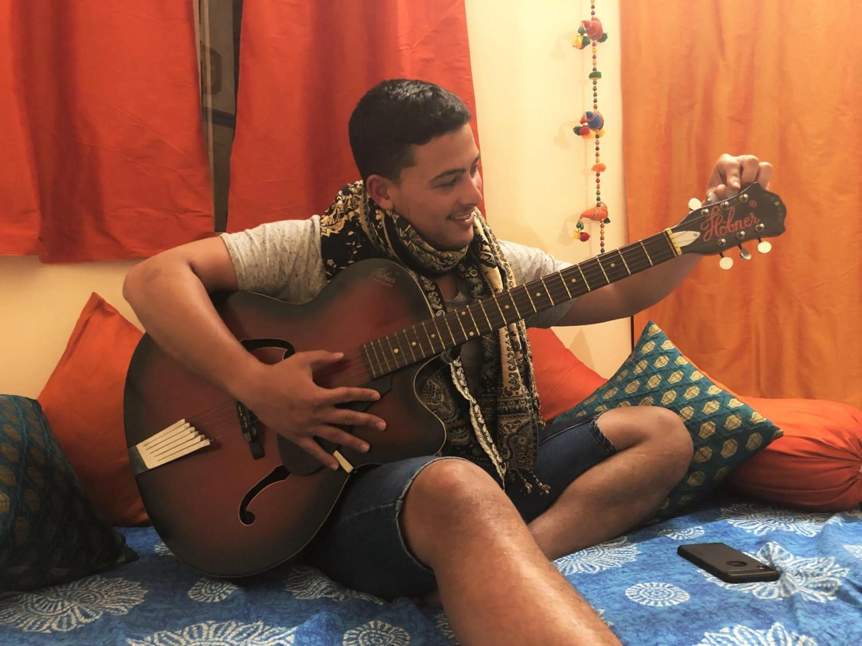 Communal lounge/ TV room in Jaisalmer Hostel Crowd