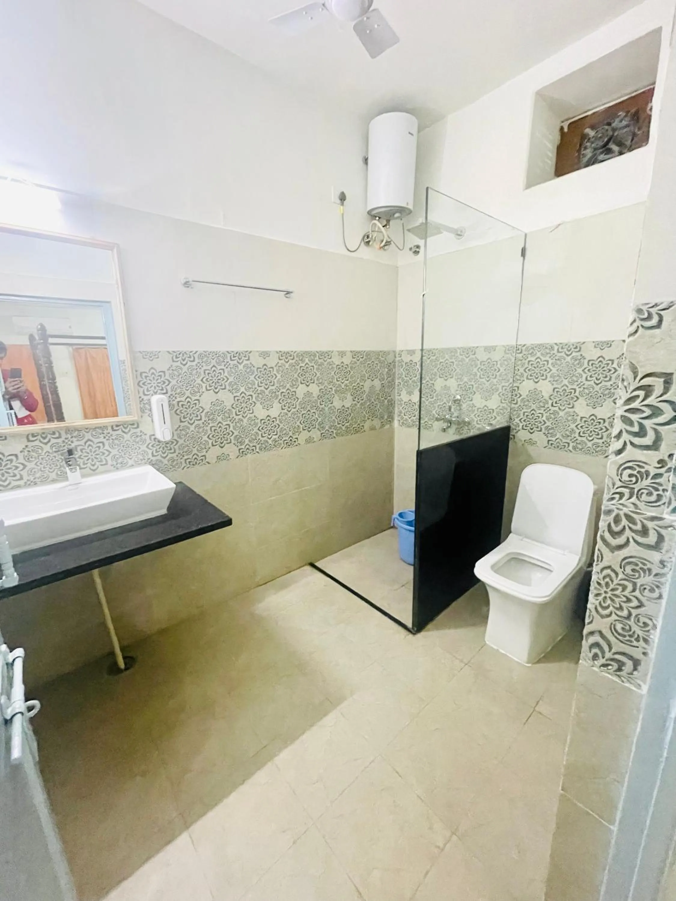 Shower in Jaisalmer Hostel Crowd