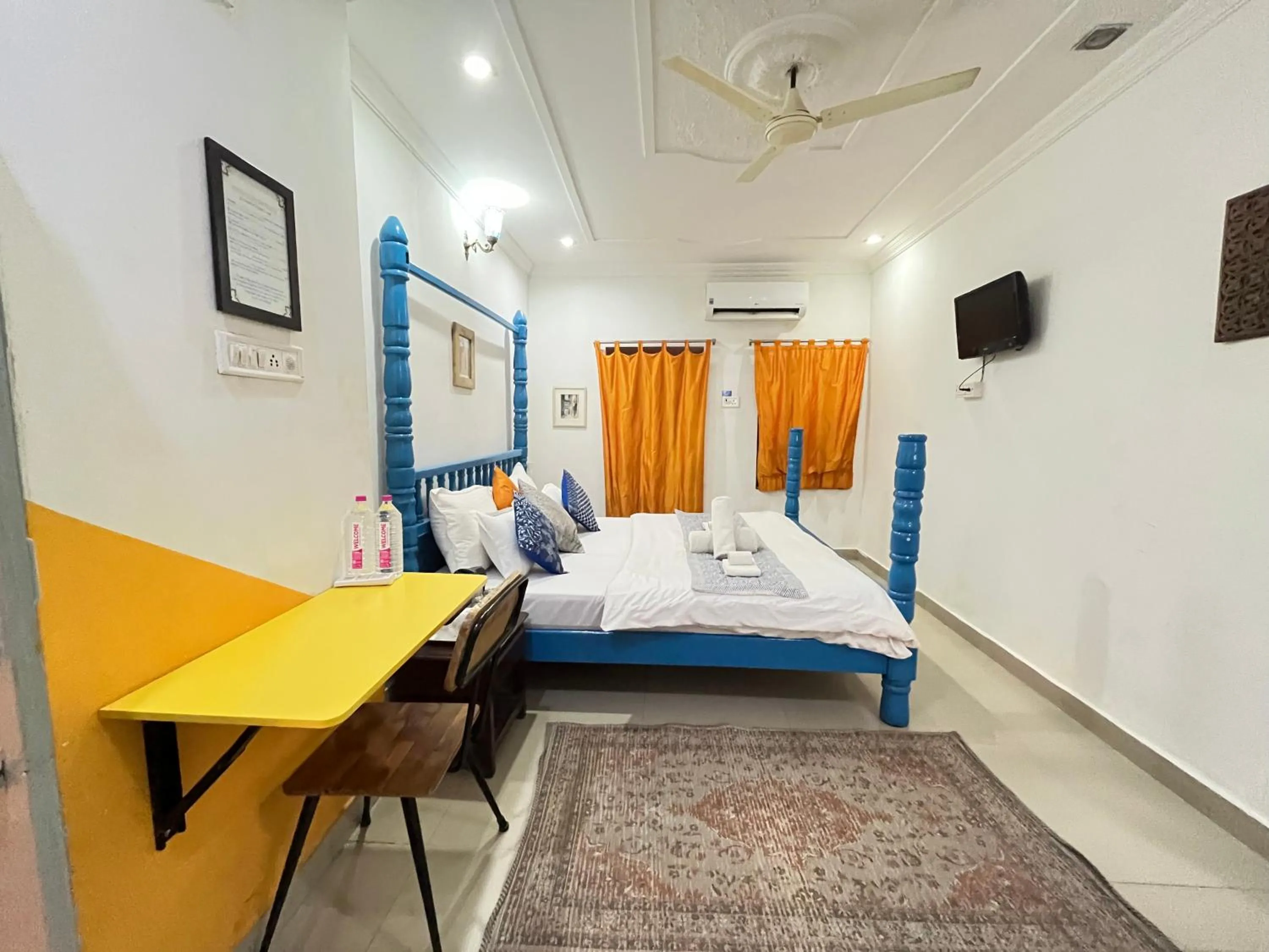 Bed in Jaisalmer Hostel Crowd