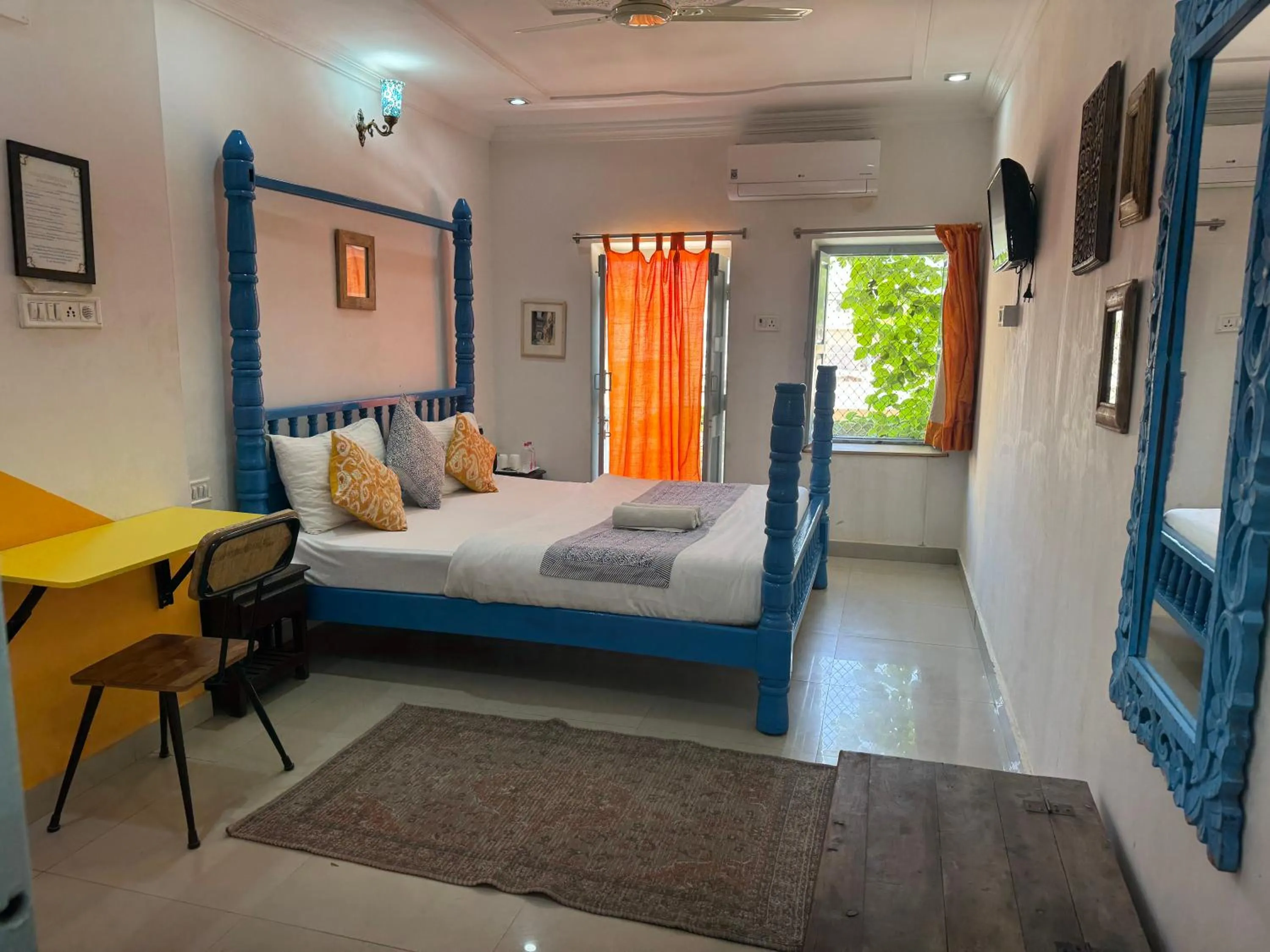 Bed in Jaisalmer Hostel Crowd