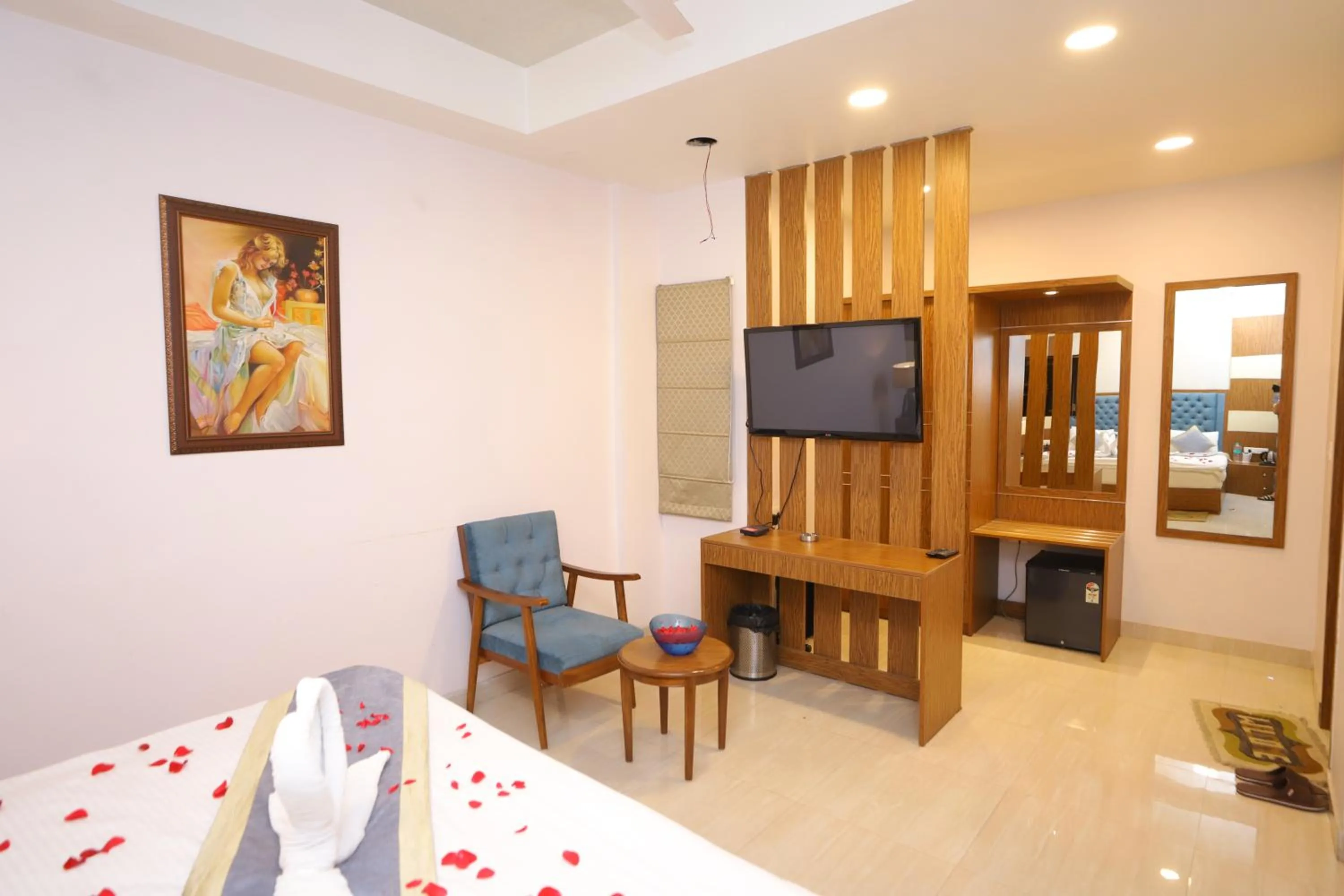 Communal lounge/ TV room, Bed in JM Vistaraa