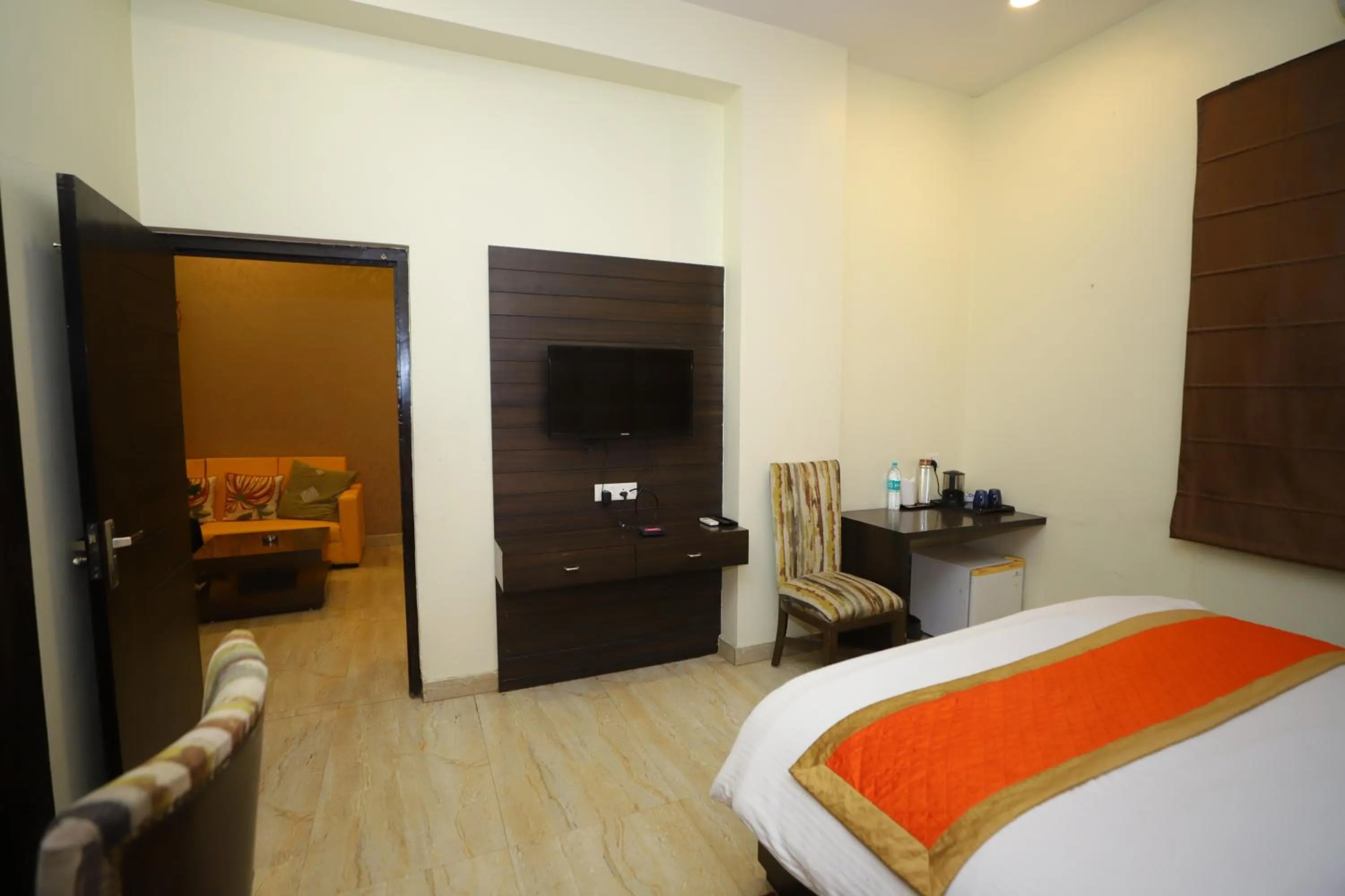 Communal lounge/ TV room, Bed in JM Vistaraa