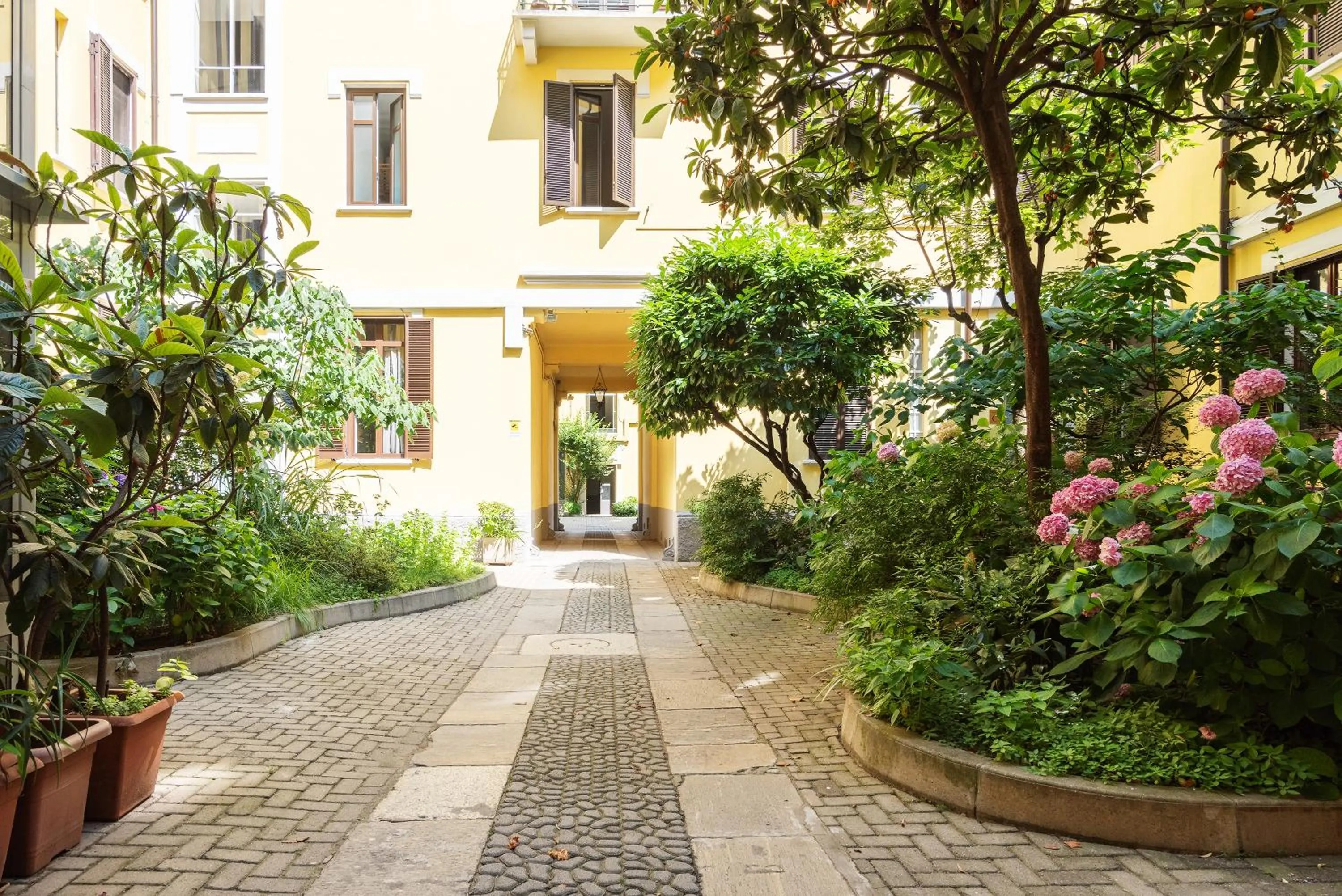 Inner courtyard view in easyhomes - Brera Luxury Suites