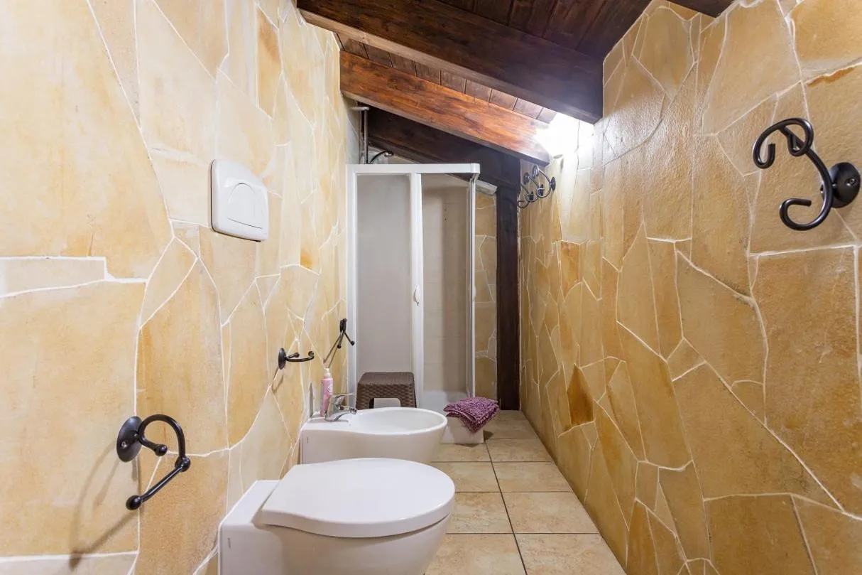 Bathroom in Affittacamere Shardana