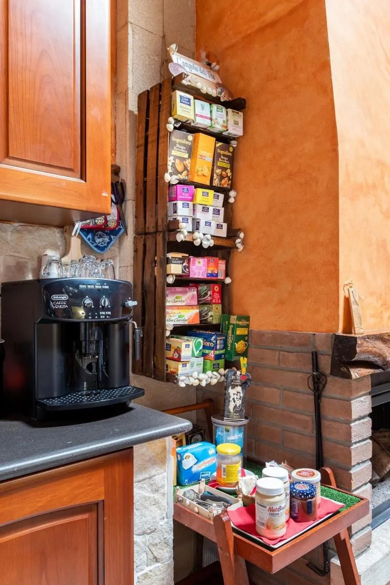 Kitchen or kitchenette in Affittacamere Shardana
