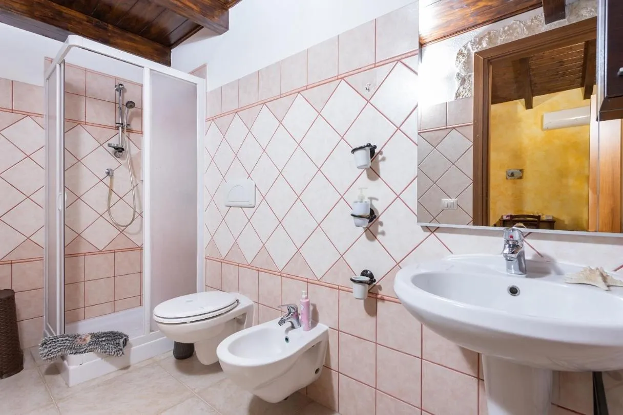 Bathroom in Affittacamere Shardana