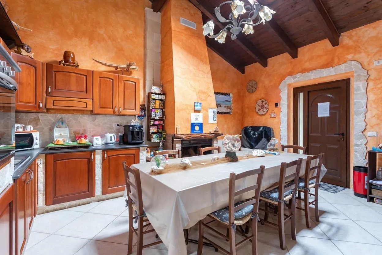 Kitchen or kitchenette in Affittacamere Shardana