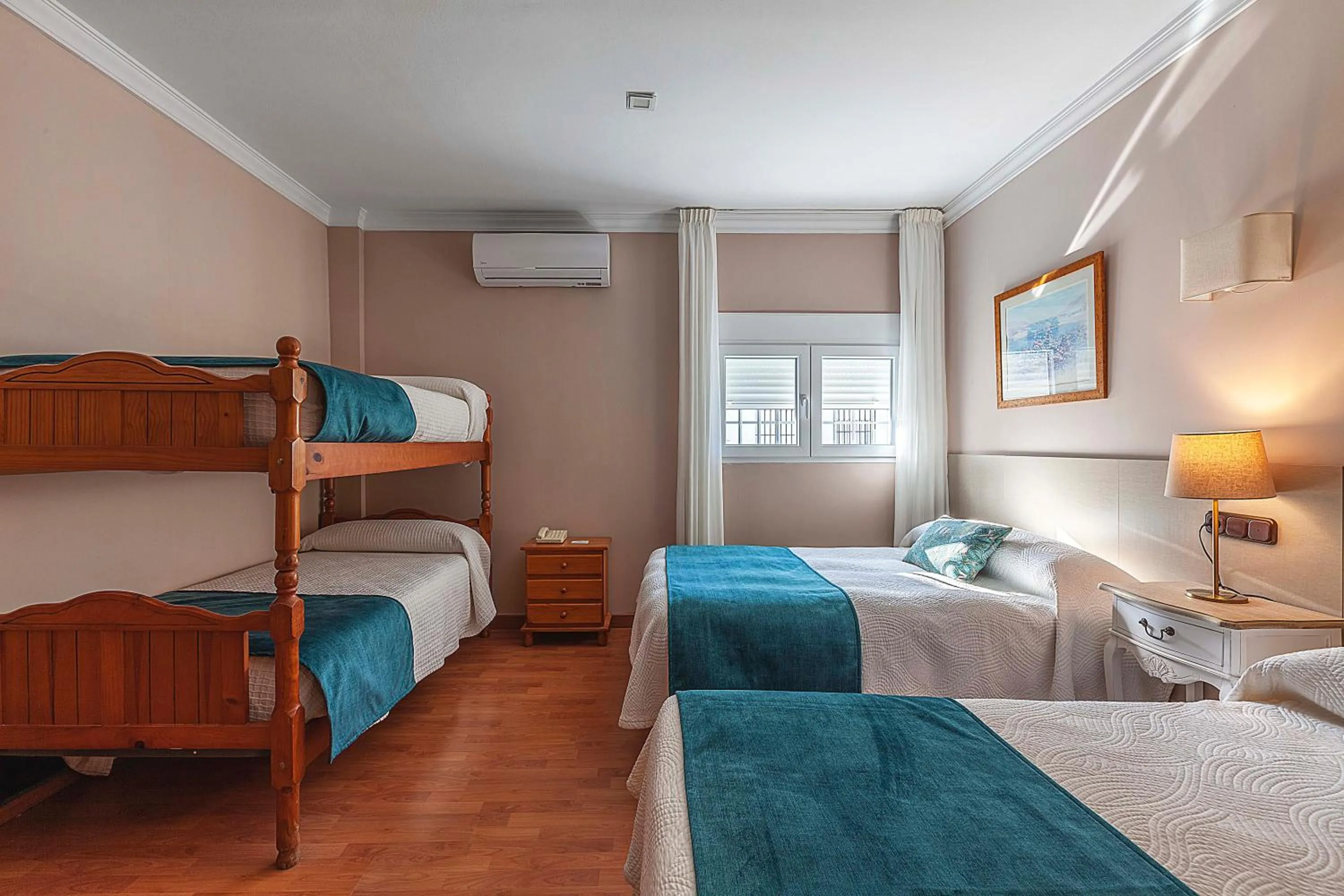 Photo of the whole room in Hotel Sulayr